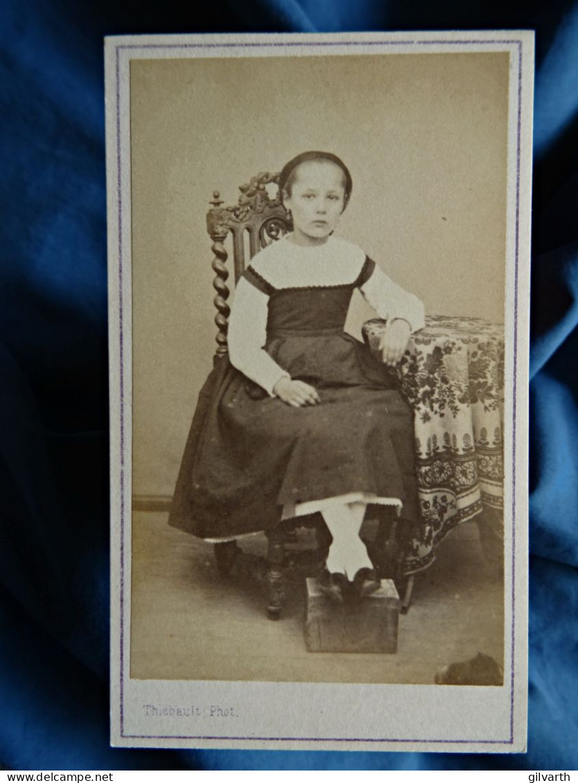 Photo CDV Thiebault à Gien  Fillette Assise  Robe Chasuble Sec. Emp. CA 1865-70 - L442 - Ancianas (antes De 1900)