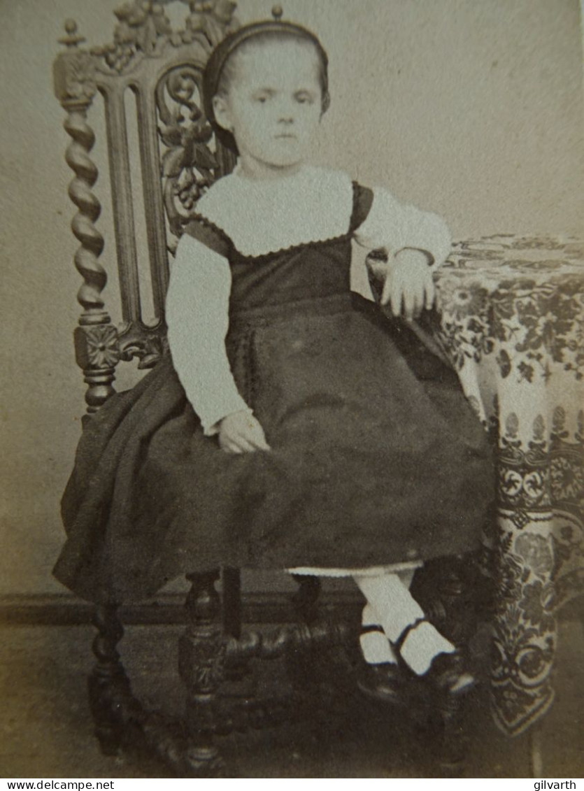 Photo CDV Thiebault à Gien  Petite Fille Assise  Robe Chasuble Sec. Emp. CA 1865-70 - L442 - Ancianas (antes De 1900)