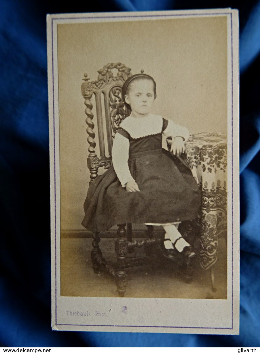 Photo CDV Thiebault à Gien  Petite Fille Assise  Robe Chasuble Sec. Emp. CA 1865-70 - L442 - Oud (voor 1900)