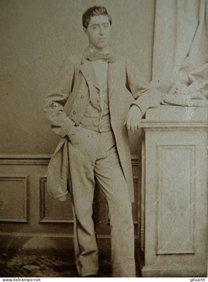 Photo CDV Daillon Paris  Jeune Homme  Main Dans La Poche De Son Pantalon  Sec. Emp. CA 1865 - L442 - Anciennes (Av. 1900)