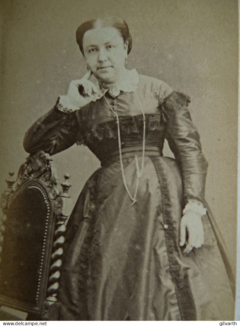 Photo CDV Neveu Paris  Femme Accoudée Sur Le Dossier D'une Chaise  Robe Avec Dentelle Sec. Emp. CA 1865 - L442 - Old (before 1900)