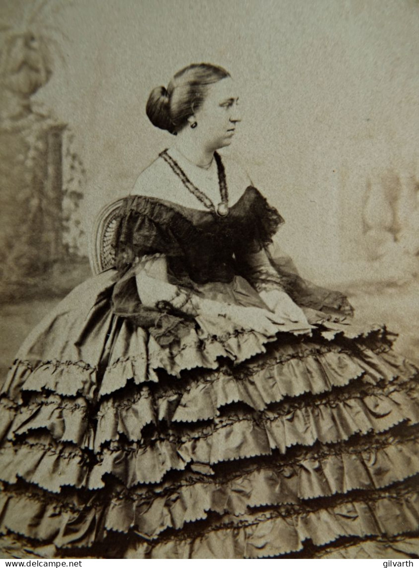 Photo Cdv A. Ken à Paris - Femme à La Superbe Robe, Noblesse Second Empire, Dédicace Au Dos, Circa 1865 L442 - Old (before 1900)