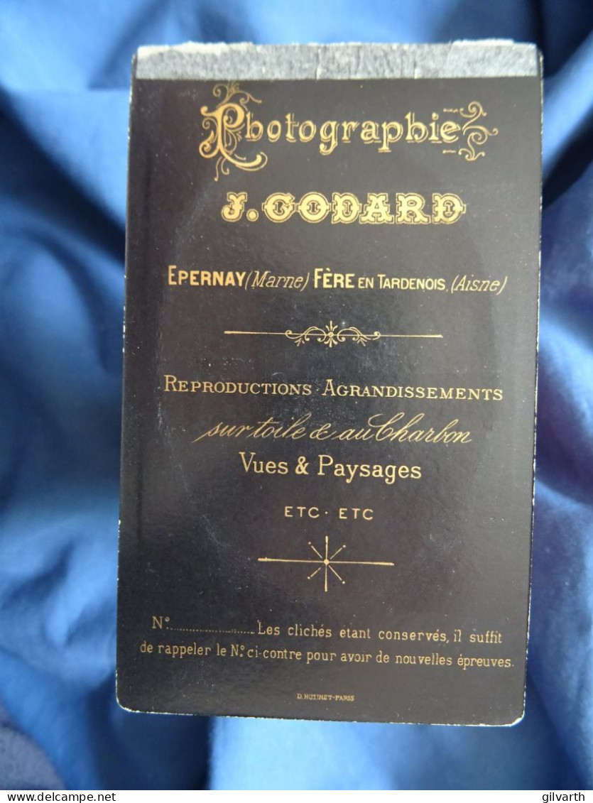 Photo Cdv J. Godard à Epernay - Femme, Portrait En Médiallon, Mme Lucie Lorinet, Circa 1885-90 L438 - Oud (voor 1900)