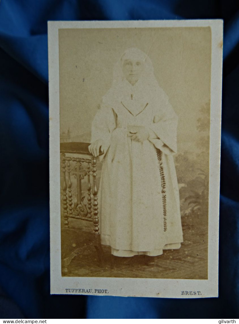 Photo Cdv Tuffereau, Brest - Religieuse, Bonne Sœur, Religion, Second Empire Ca 1865 L438 - Old (before 1900)