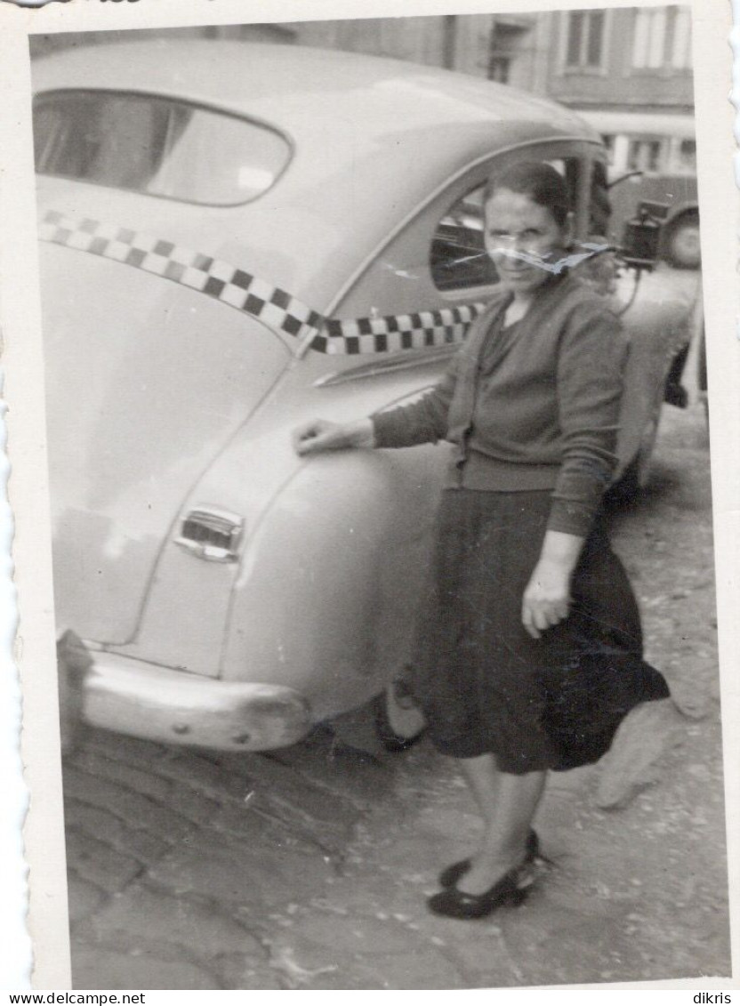 PHOTO-ORIGINALE-  UNE FEMME A COTÉ DE L'AUTOMOBILE VOITURE ANCIENNE A-IDENTIFIE6 - Automobiles