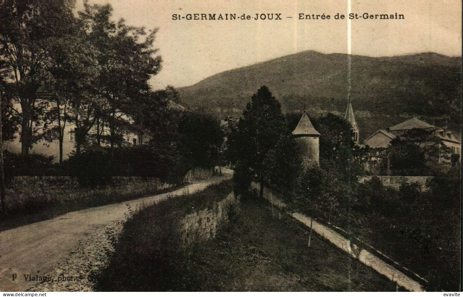 CPA  (01)   SAINT Ou ST-GERMAIN-de-JOUX    Entrée Du Village - Non Classés