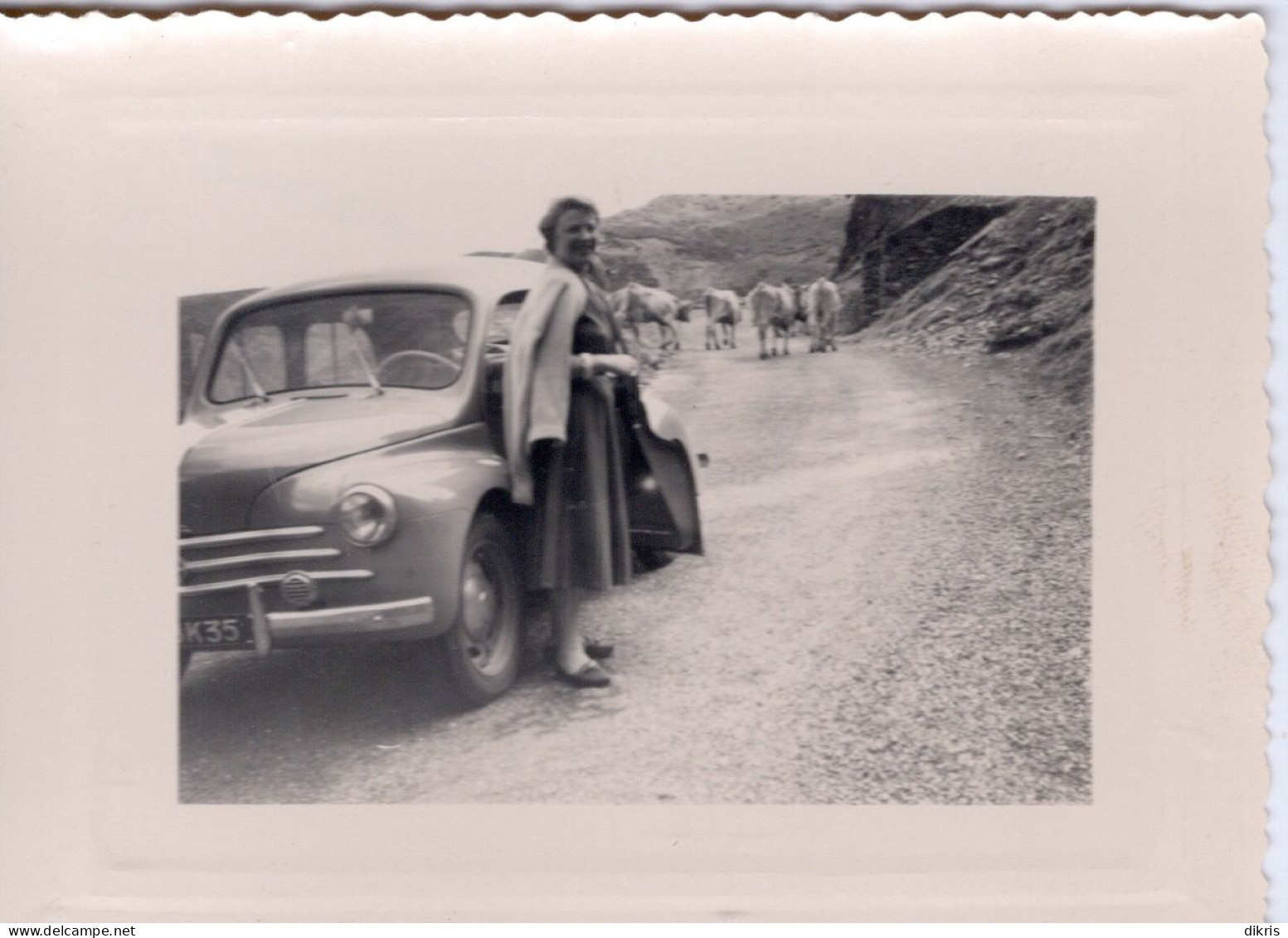 PHOTO-ORIGINALE-  UNE JEUNE FEMME DEVANT L' AUTOMOBILE VOITURE ANCIENNE RENAULT 4 CV 1955 - Cars