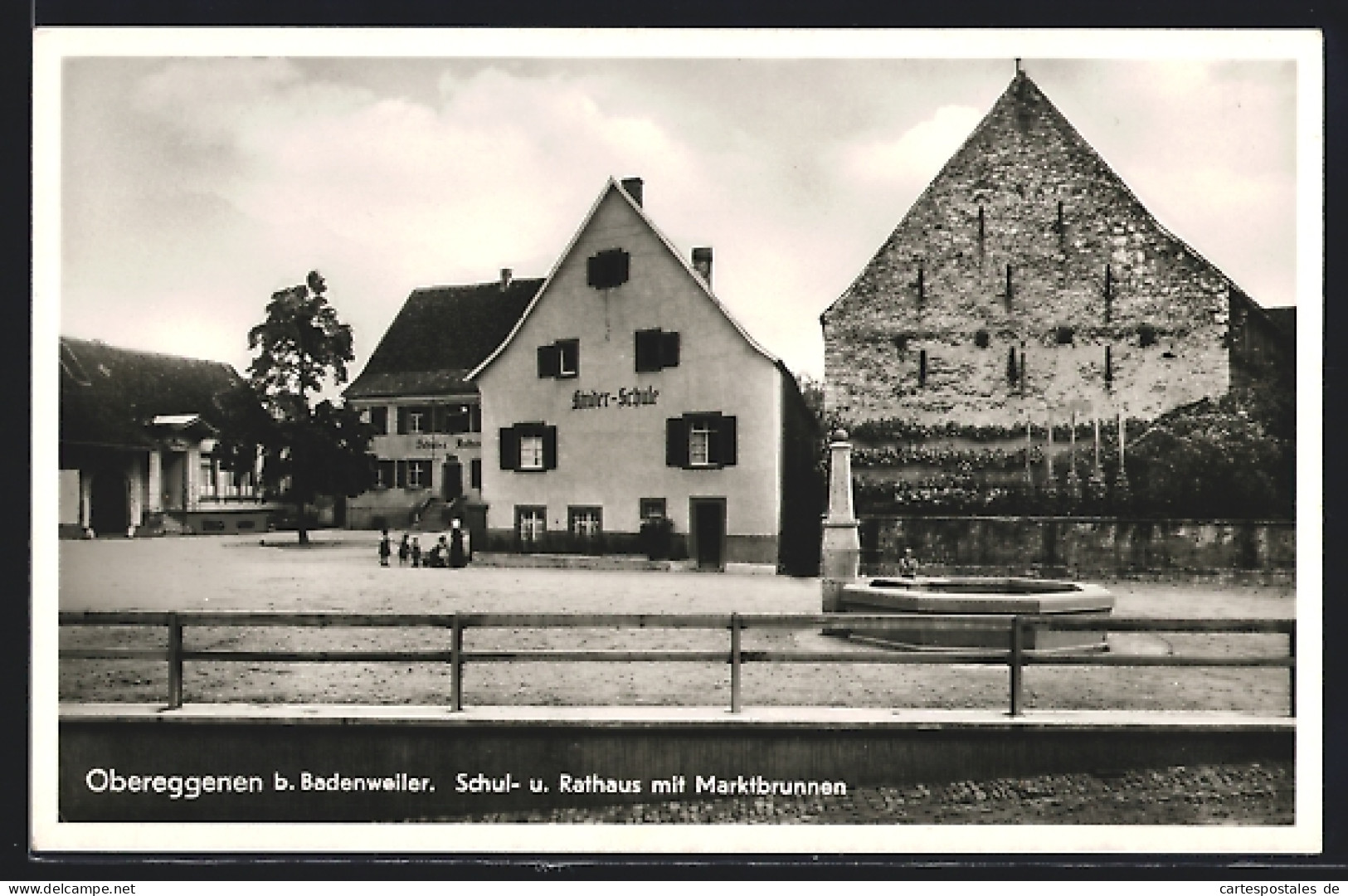 AK Obereggenen B. Badenweiler, Schul- Und Rathaus Mit Marktbrunnen  - Badenweiler