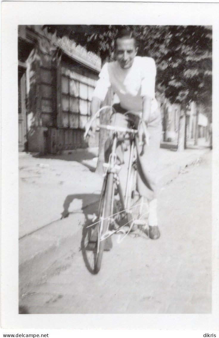 PHOTO-ORIGINALE- UN JEUNE HOMME  SUR LE VÉLO - Wielrennen