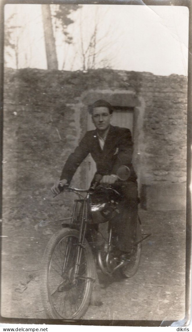 PHOTO-ORIGINALE- UN JEUNE HOMME  SUR LE VÉLO OU BICYCLETTE - Radsport