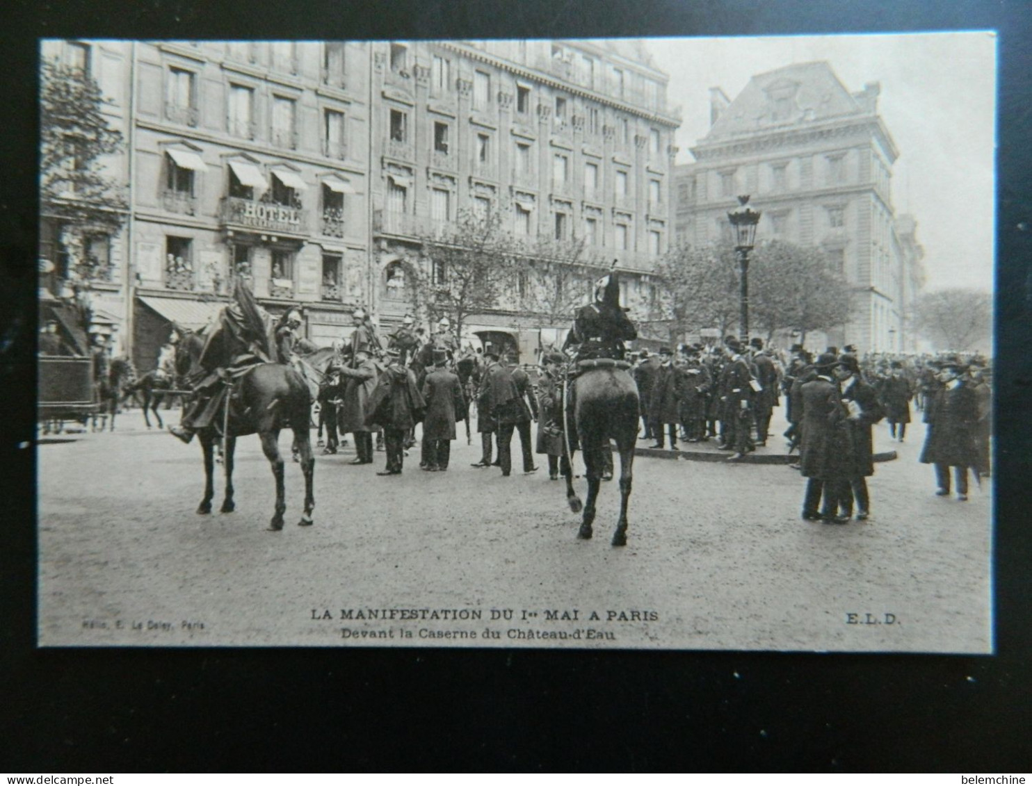 LA MANIFESTATION DU 1er MAI A PARIS                   DEVANT LA CASERNE DU CHATEAU D'EAU - Sets And Collections