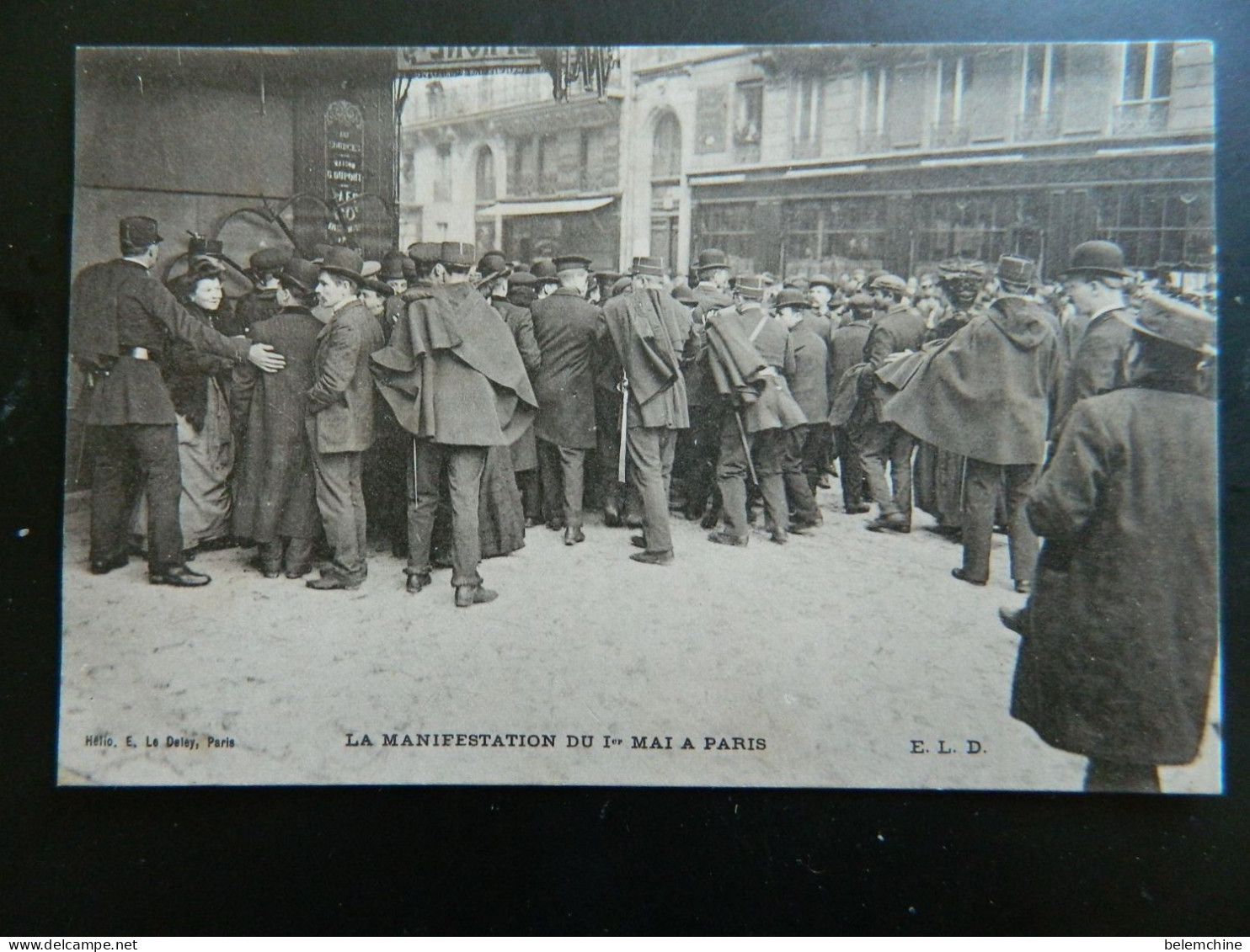 LA MANIFESTATION DU 1er MAI A PARIS - Lots, Séries, Collections