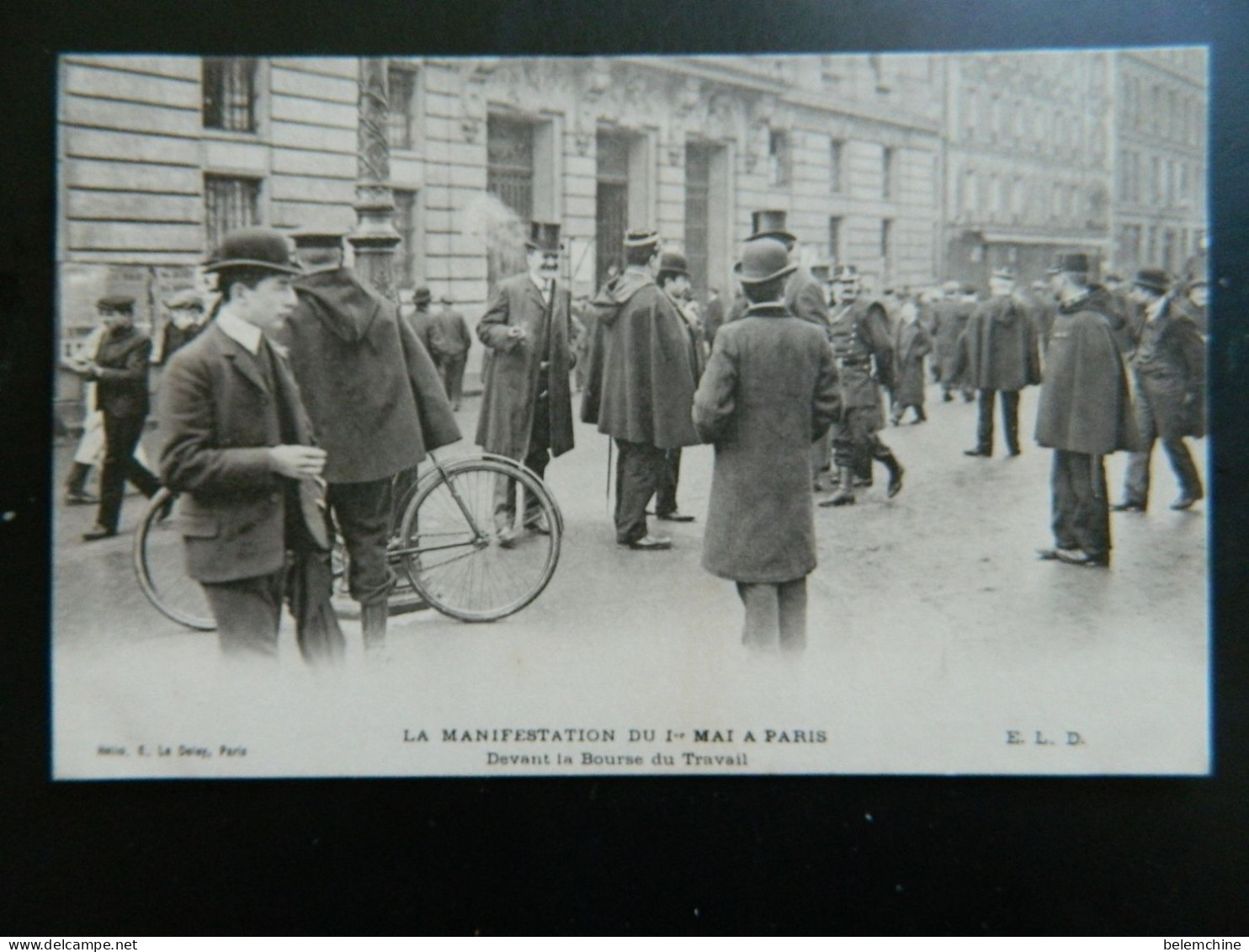 LA MANIFESTATION DU 1er MAI A PARIS                                DEVANT LA BOURSE DU TRAVAIL - Lots, Séries, Collections