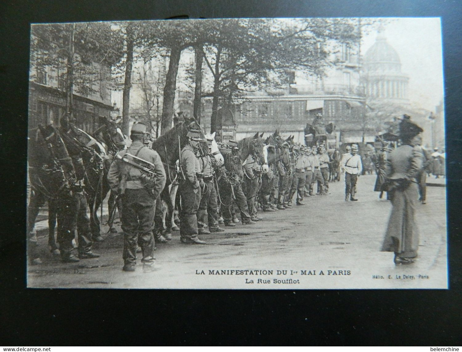 LA MANIFESTATION DU 1er MAI A PARIS                            LA RUE SOUFFLOT - Lots, Séries, Collections