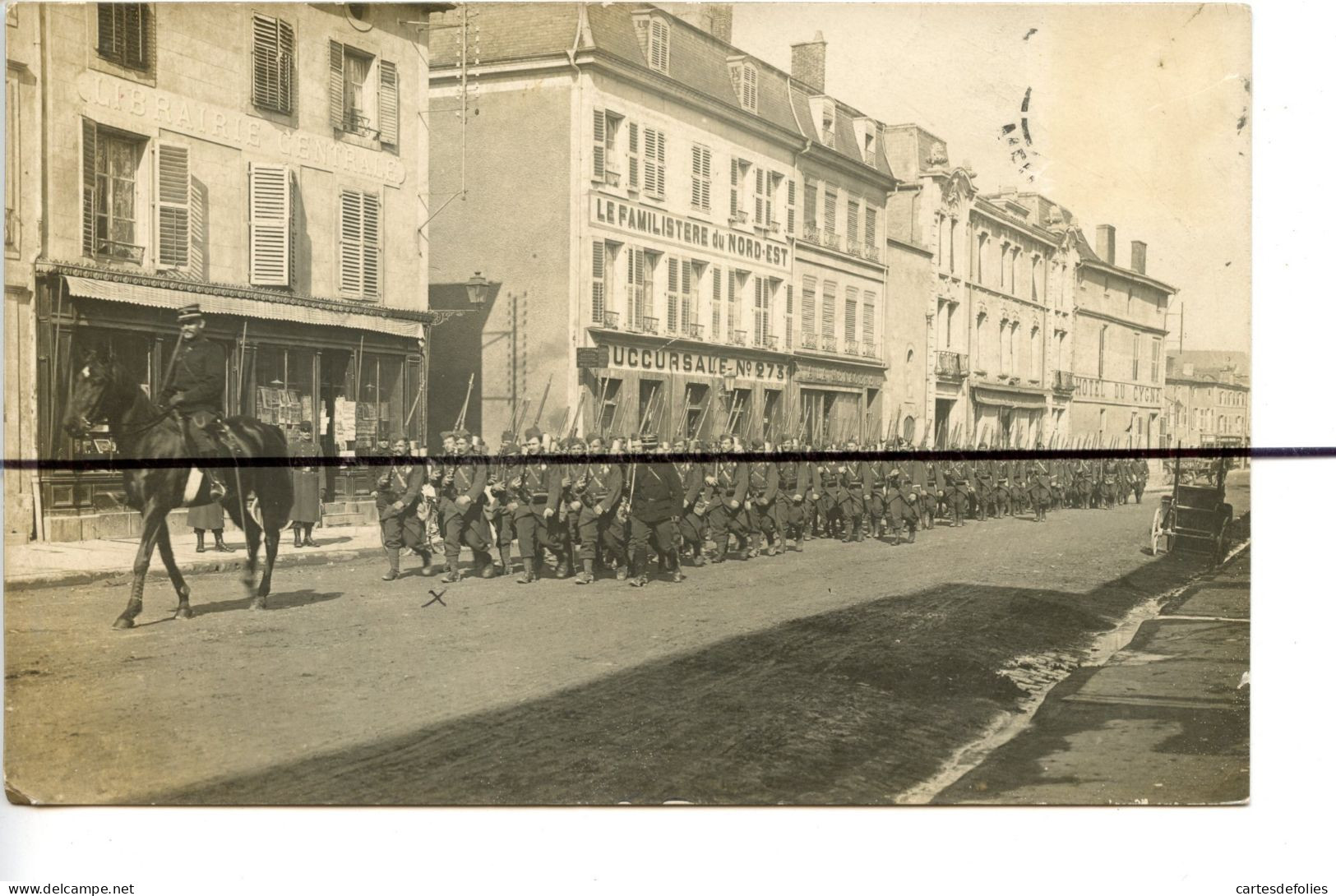 Carte Photo. CPA . D55. Saint-Mihiel . Soldats Qui Défilent Rue Notre-Dame. Librairie Centrale , Familistère Du Nord-Est - Saint Mihiel