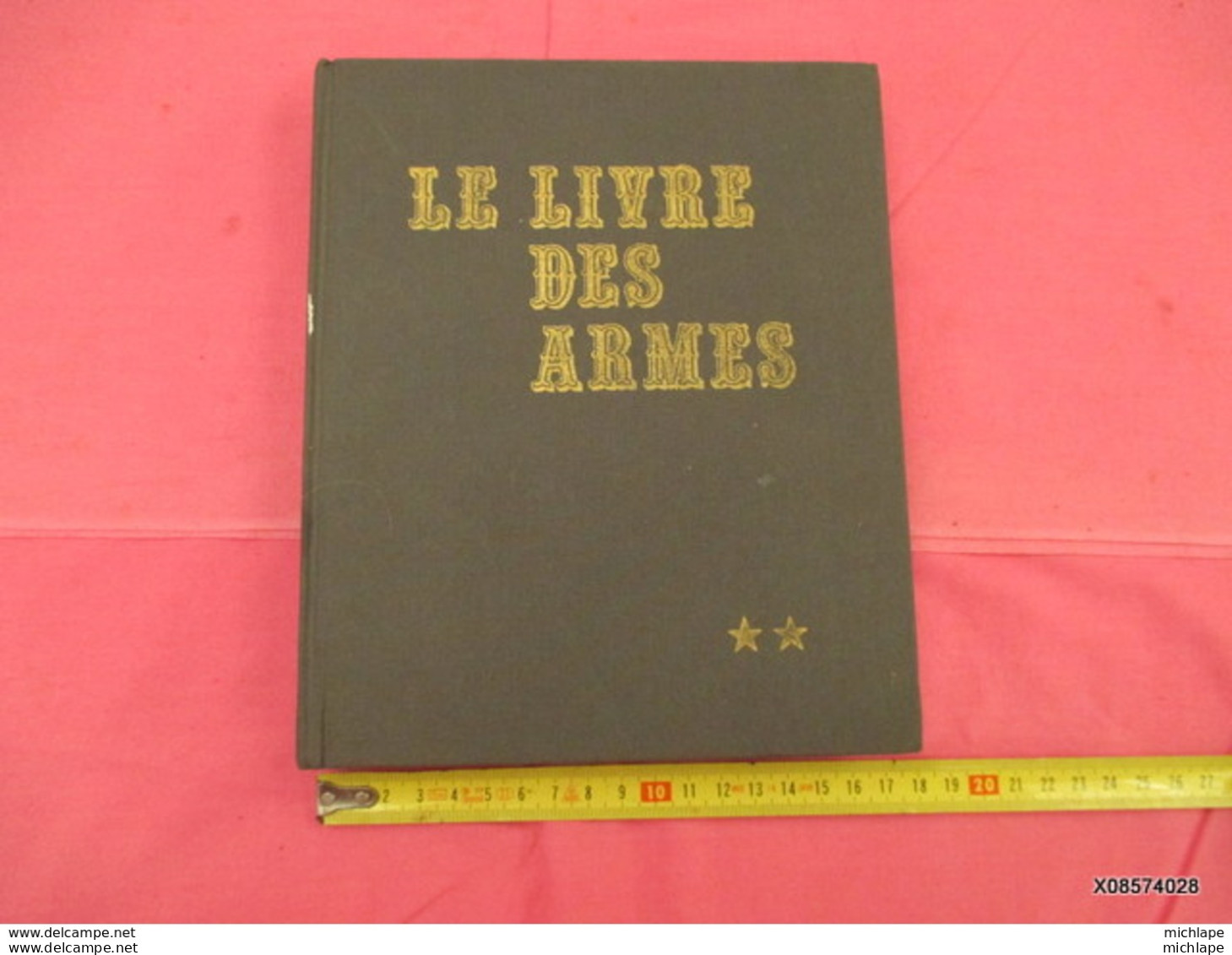 Le Livre Des Armes Relié  D. VENNER  Format 18 Cm X 21  - 310  Pages - 1973- Tres Bon état Proche Du Neuf - Francese