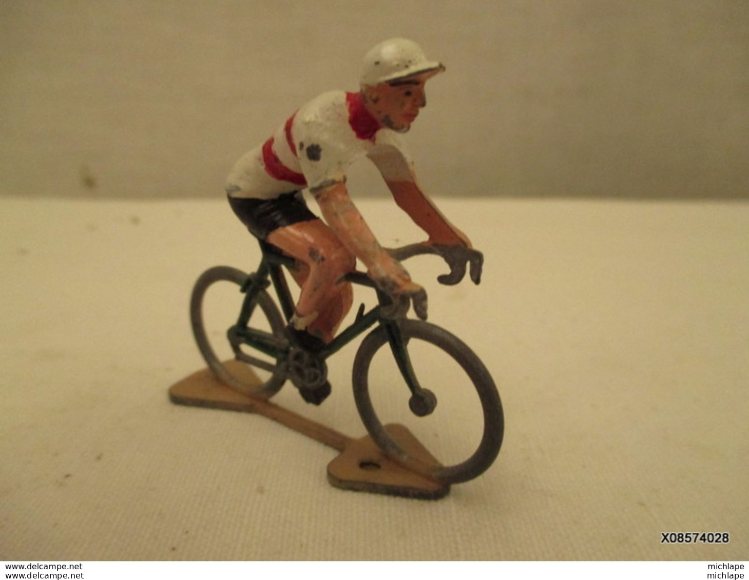 TOUR DE FRANCE COUREUR En Alu Peinture D'origine  Maillot Blanc Rayé Rouge  Tres Bon Etat - Antikspielzeug