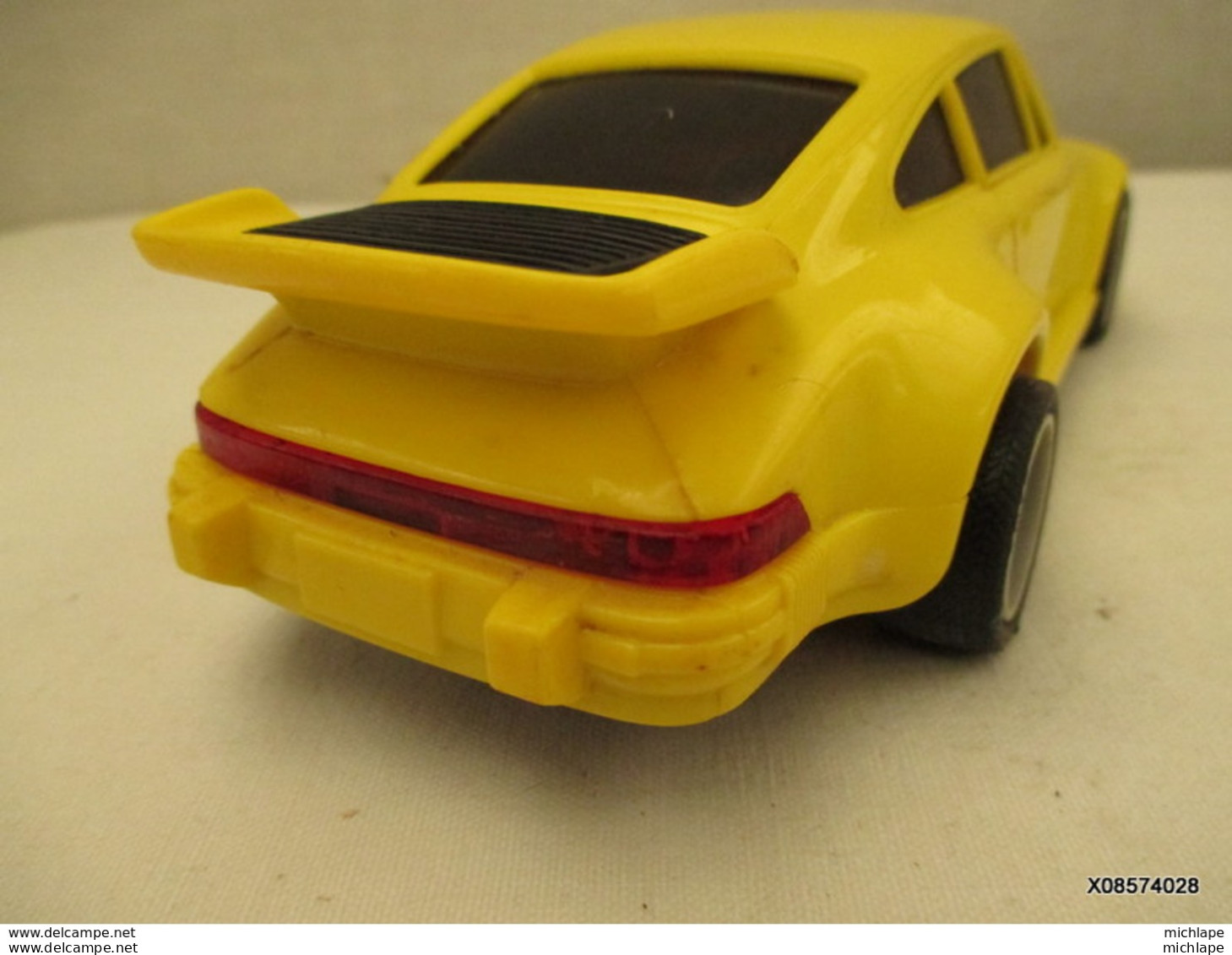 Voiture Miniature 1/25 Em 20cm X 9 Cm  A Piles PORCHE Peinture D'origine  Jaune Tres Bon Etat - Oud Speelgoed