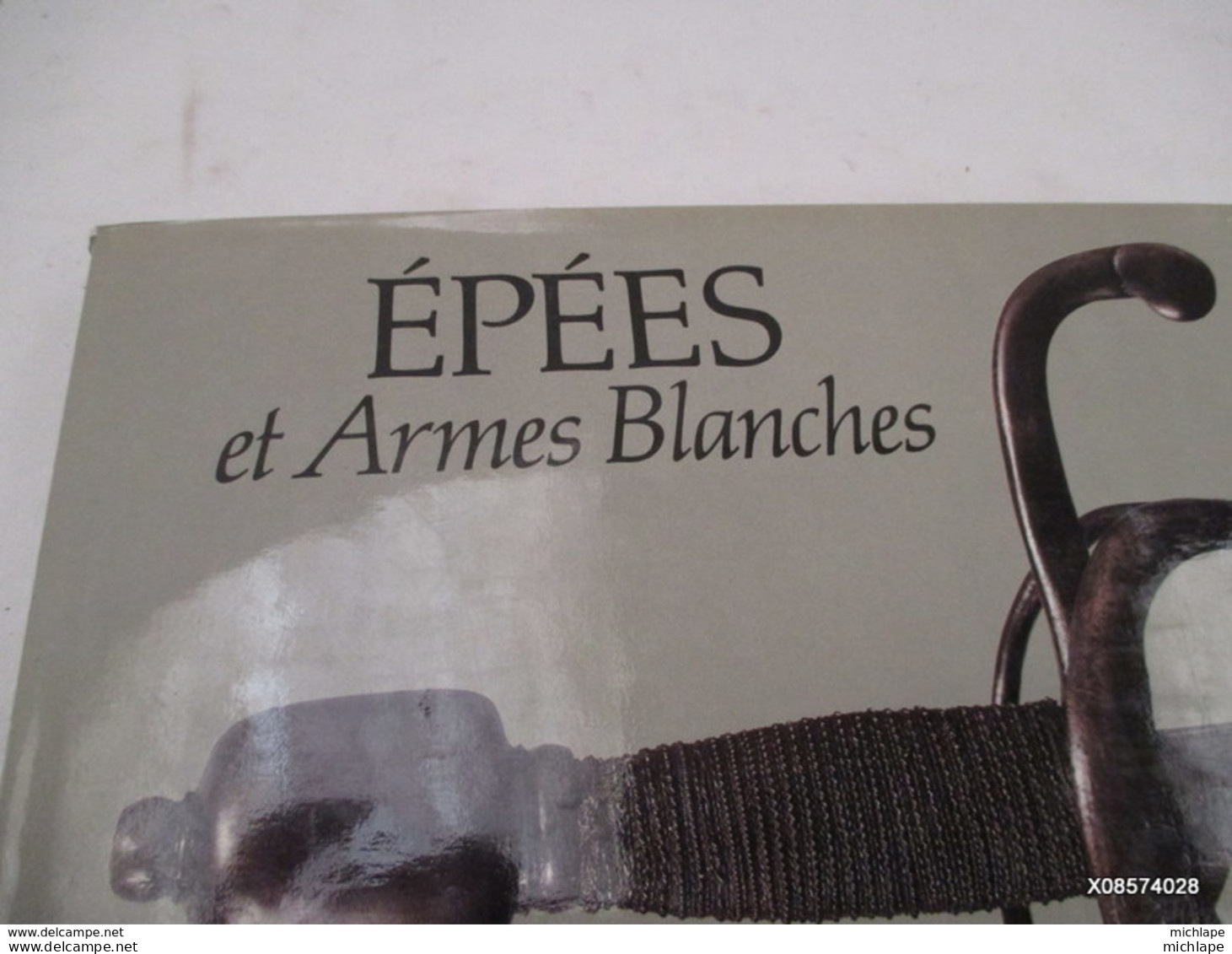 Livre Relié -épées Et Armes Blanches Edition Bordas  Format 28 X30 -239 Pages Nombreuse Illustration Tres Proche Du Neuf - Messen