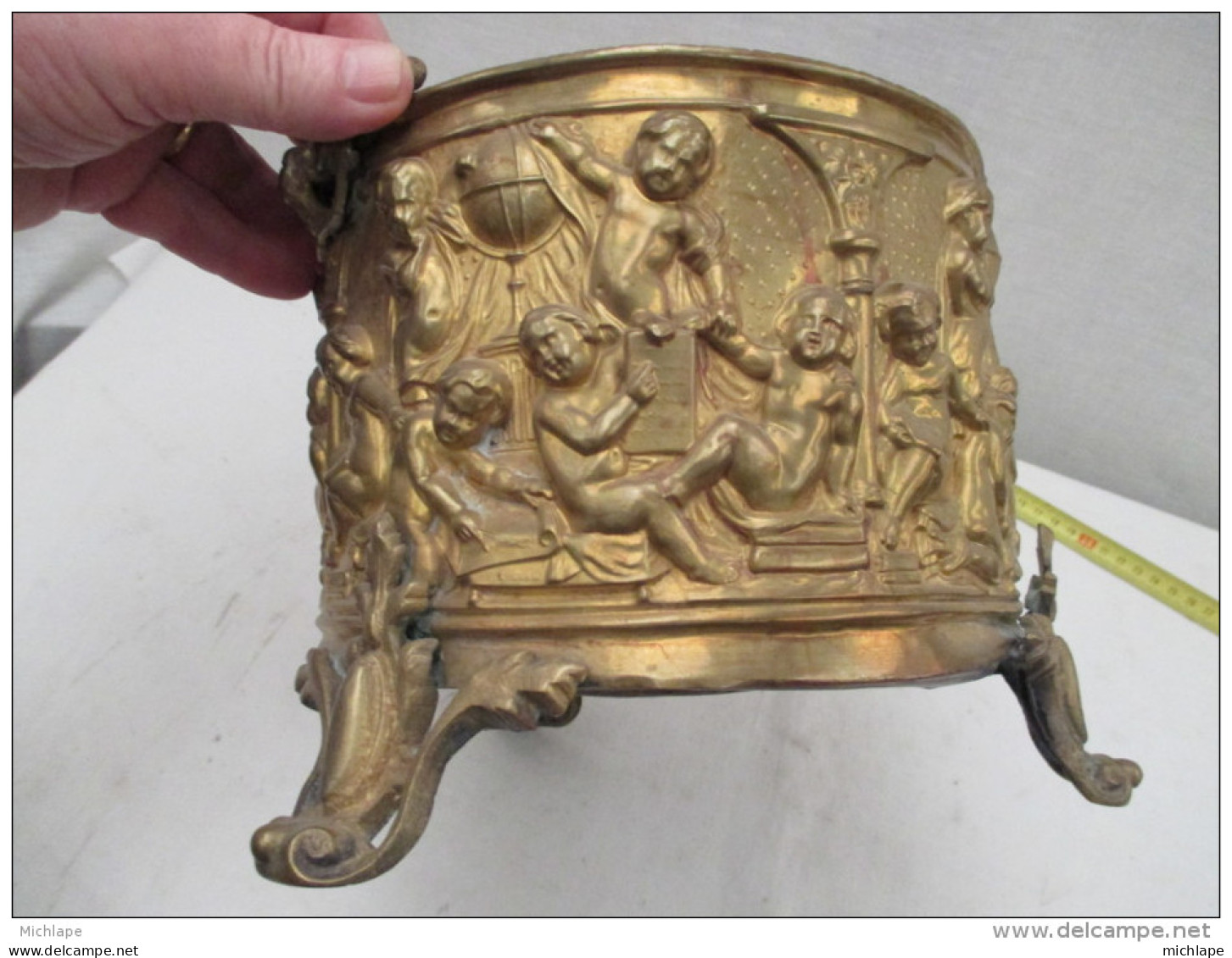 BEAU CACHE POT EN LAITON (CUIVRE JAUNE )  SCENE DE CHERUBINS (REPOUSSE) DIAMETRE 20 Cm HAUT 24 CM - Populaire Kunst