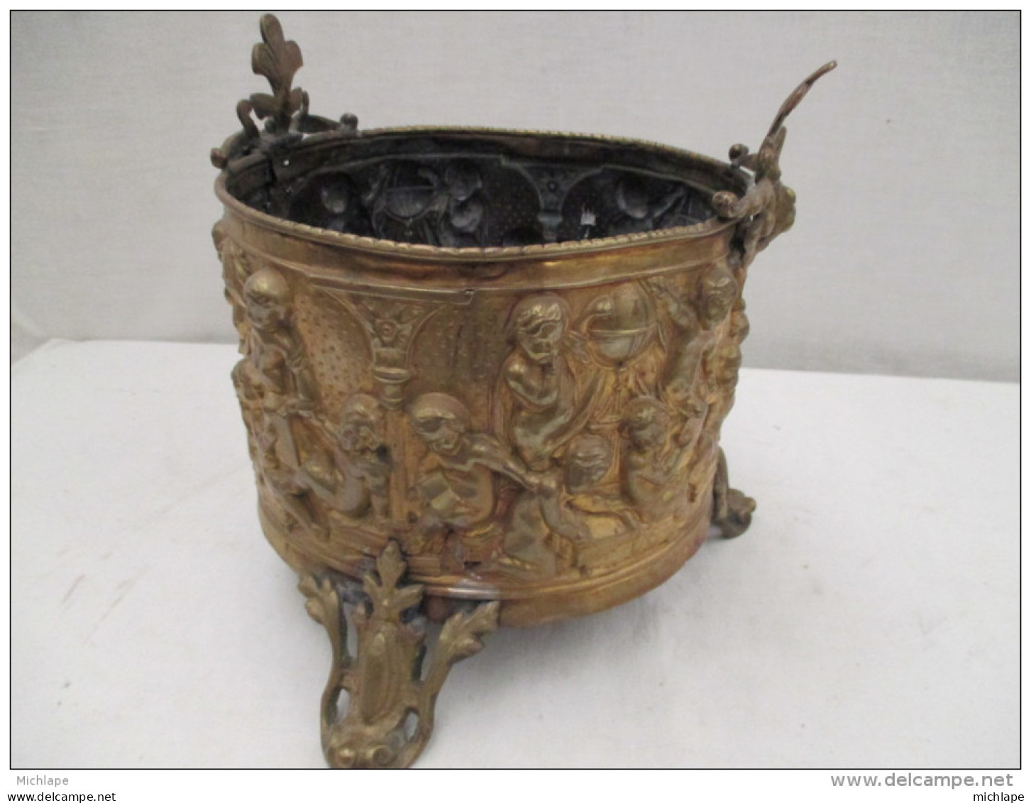 BEAU CACHE POT EN LAITON (CUIVRE JAUNE )  SCENE DE CHERUBINS (REPOUSSE) DIAMETRE 20 Cm HAUT 24 CM - Arte Popular