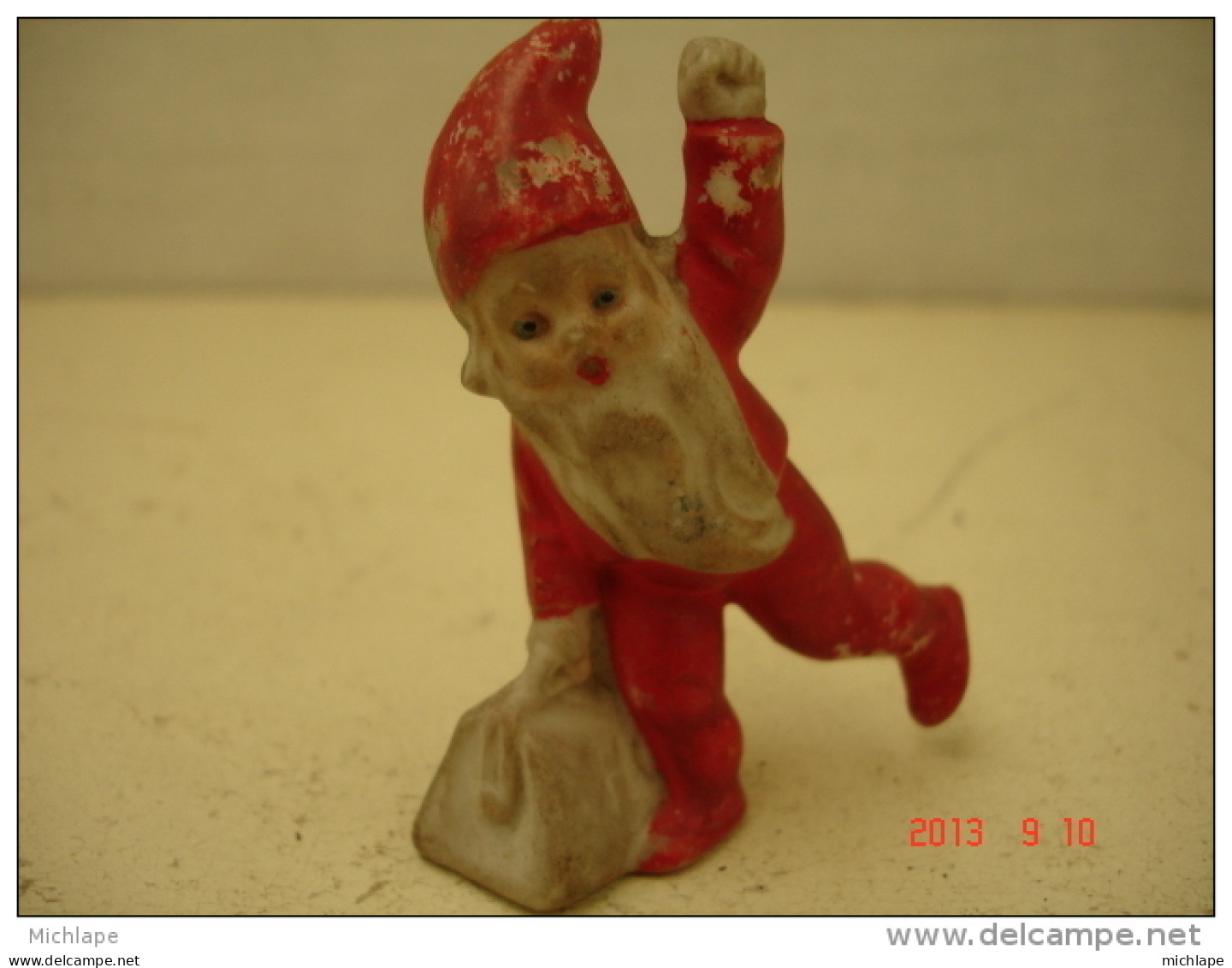 PERE  NOEL EN PORCELAINE  6cm - Other & Unclassified