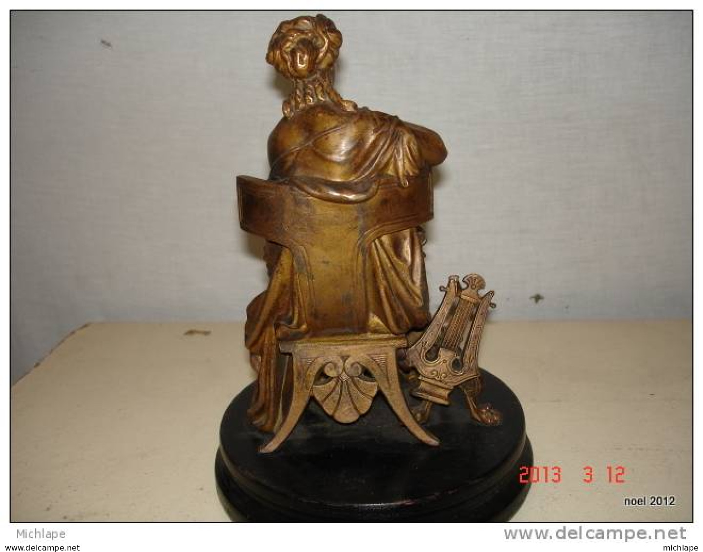 BELLE SCULPTURE EN REGUL  FEMME ASSISE HAUT 27cm SUR SOCLE EN BOIS DE 18cm DE DIAMETRE - Other & Unclassified