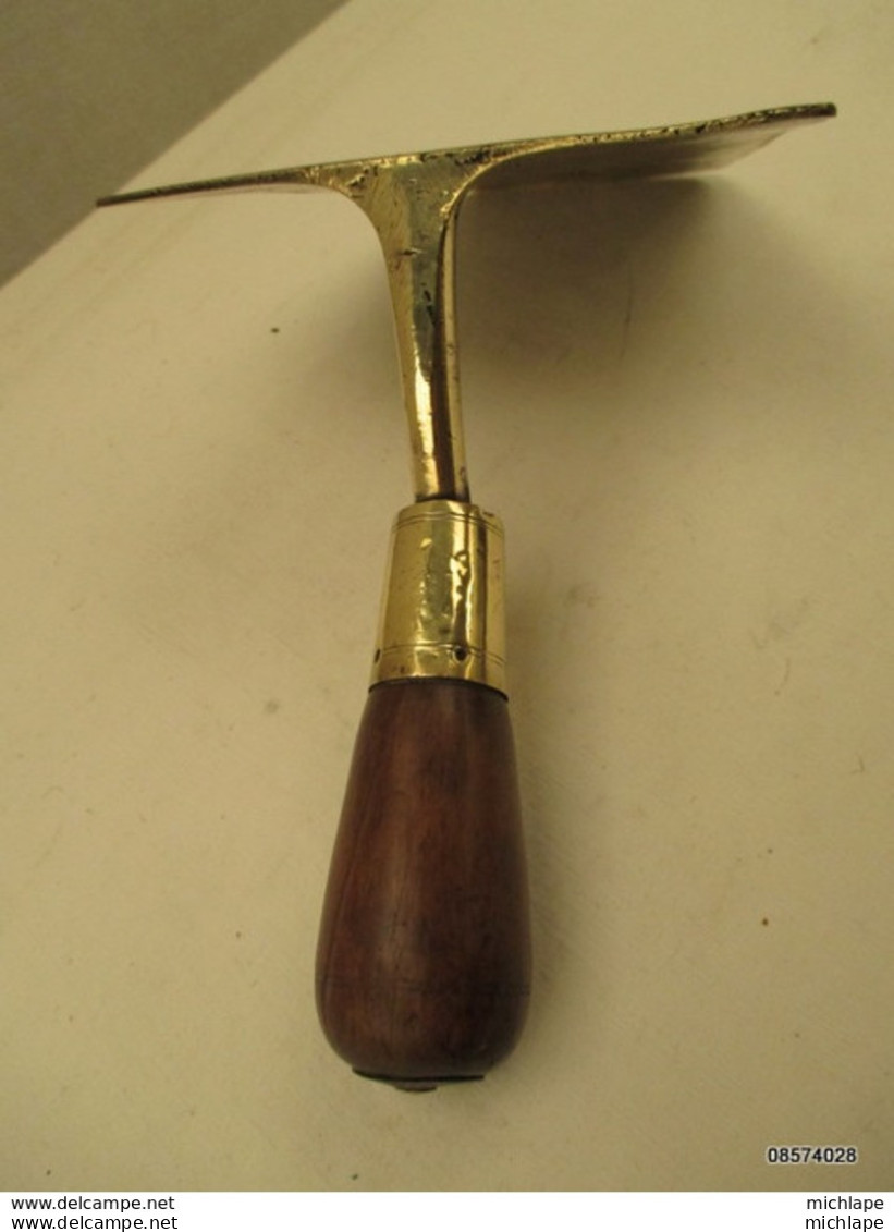 TRUELLE EN LAITON  De Compagnon PLATRIER  N° 5  Tres Bon état - Outils Anciens