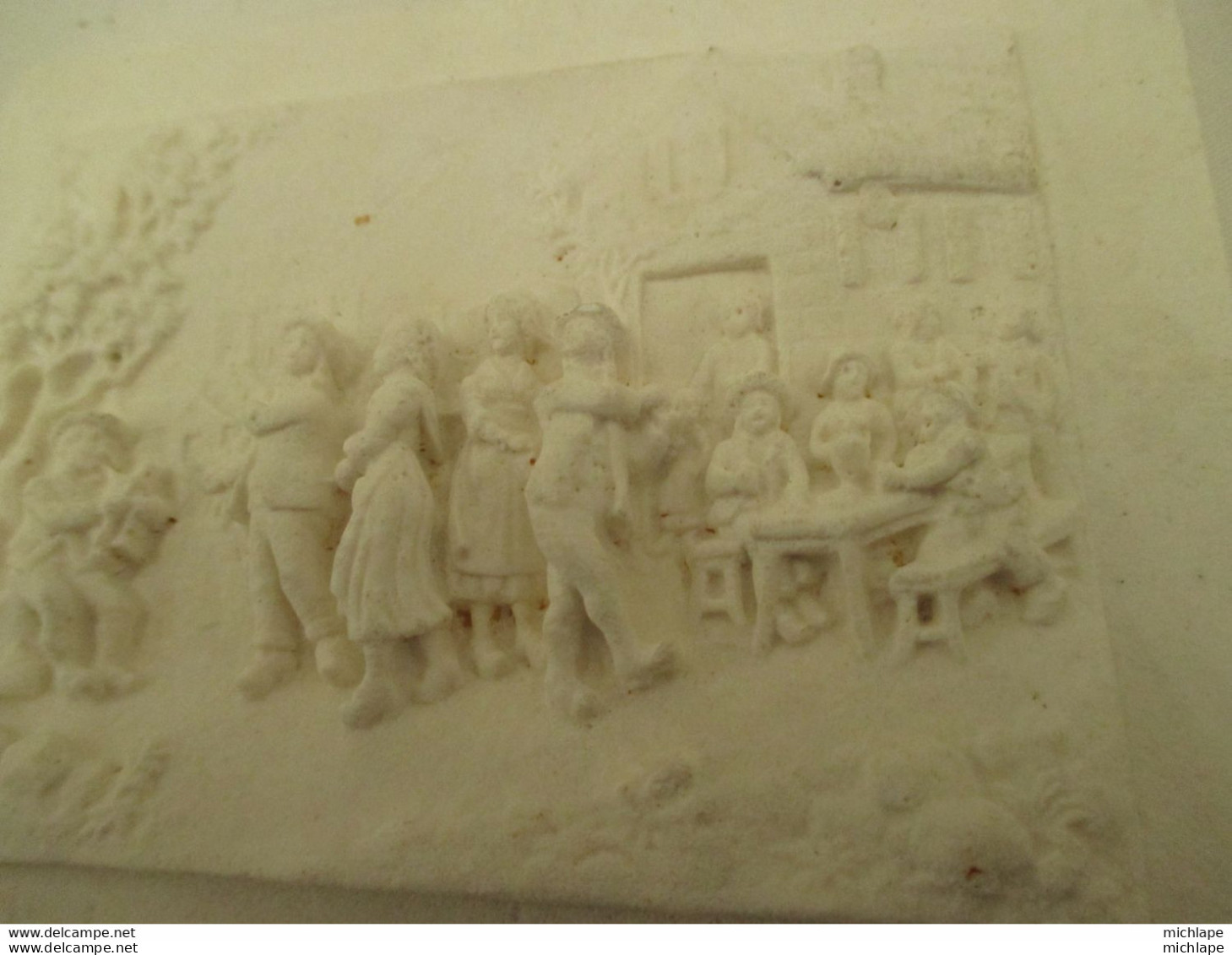 Petit Tableau En Calcaire  14 Cm Par 11 Cm  - Scene  De Fete  Au Village - Art Populaire