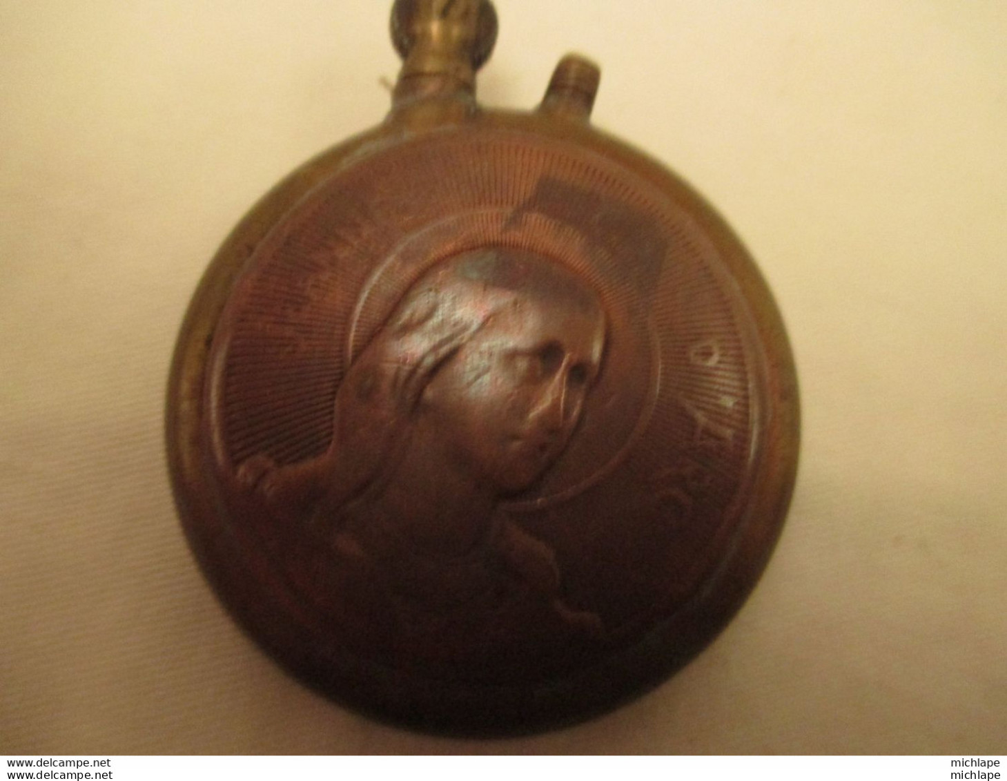 WWI Briquet De Poilus  Jeanne D'arc Et Angelus  Sur L'autre Face Diametre 45 Mm Trés Bon état - Decotatieve Wapens