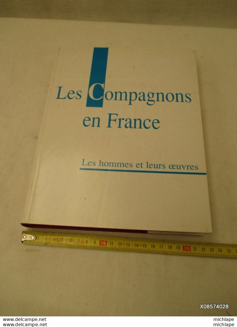 COMPAGNONNAGE -   LES COMPAGNONS EN FRANCE - Format 28 X 22-  538 Pages 1973 - ETAT NEUF - Autres & Non Classés