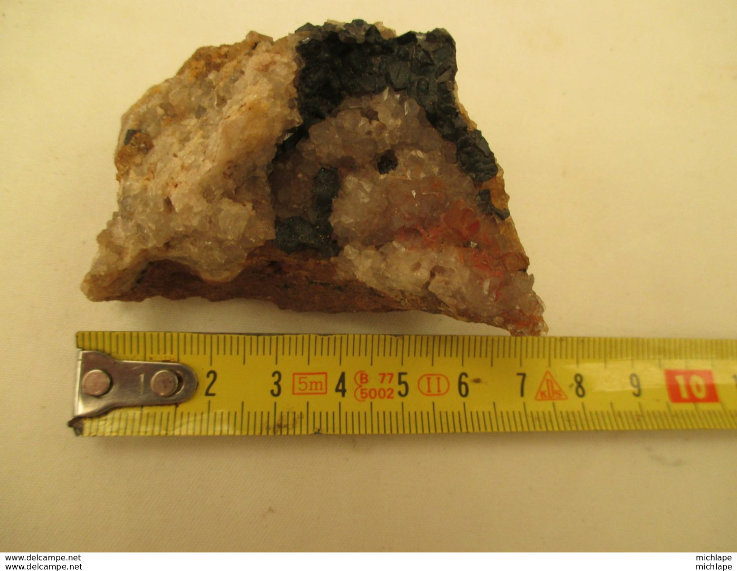 tres belle  pierre  noire  et brune avec  cristaux  110 grammes -  je  n'ai  aucunes  connaissances  dans ce domaine  -