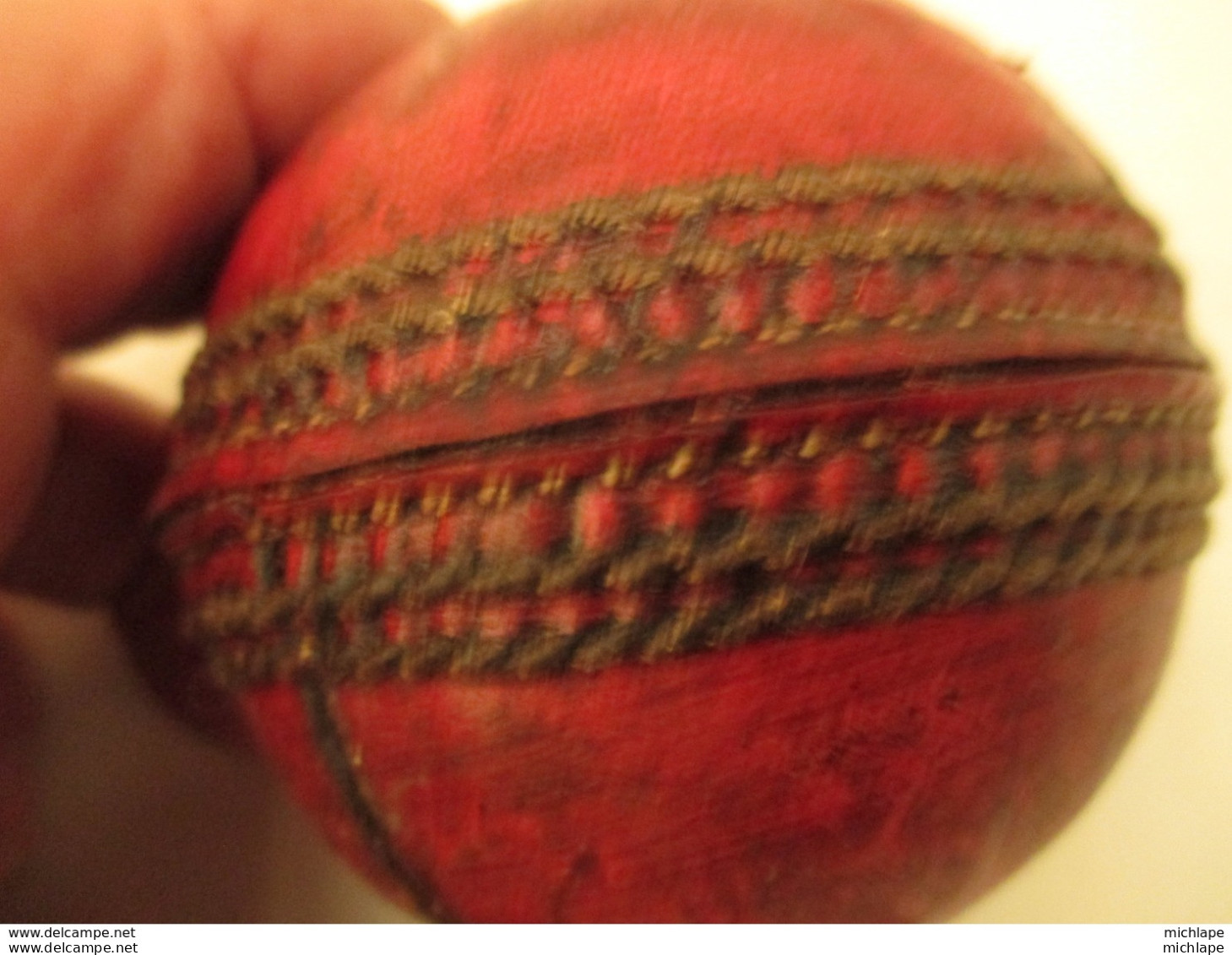D'origine  Ancienne Balle  De  Cricket   En Cuir Diametre  7 Cm - 200 Gr - Altri & Non Classificati