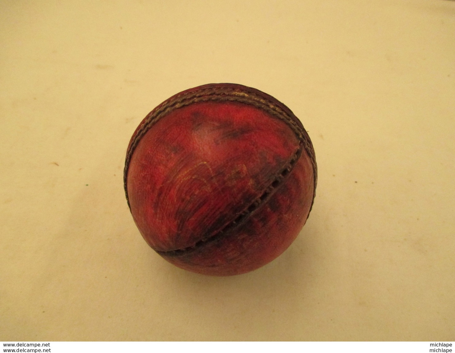 D'origine  Ancienne Balle  De  Cricket   En Cuir Diametre  7 Cm - 200 Gr - Andere & Zonder Classificatie