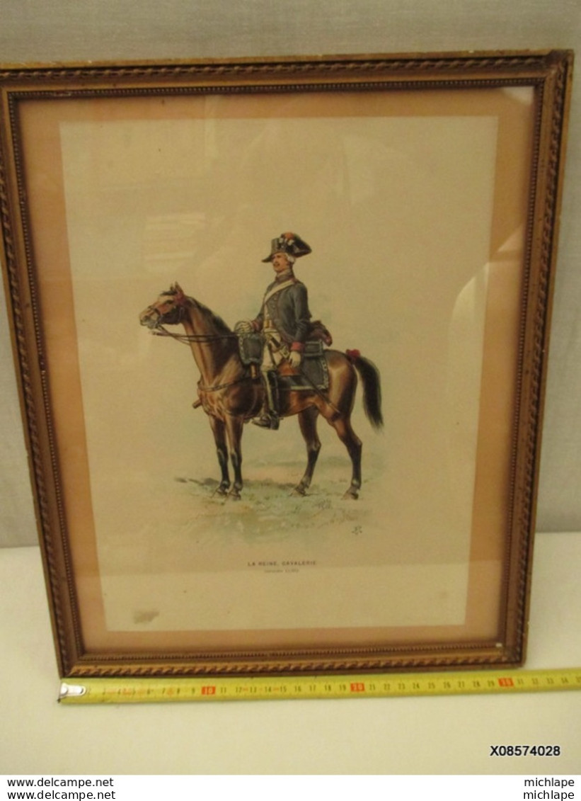 Sous Verre - Gravure - Cadre - Lithographie - 32 Cm X 39 Cm La Reine  Cavalerie Monograme C M - Decotatieve Wapens