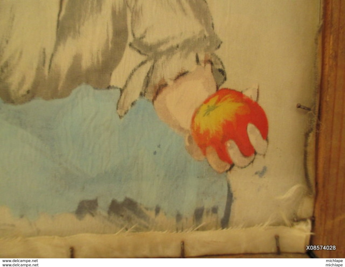 peinture sur soie  -  femme a la  pomme - signature  illisible  17 cm  sur 19 cm cadre  redoré 29 cm sur 31 cm
