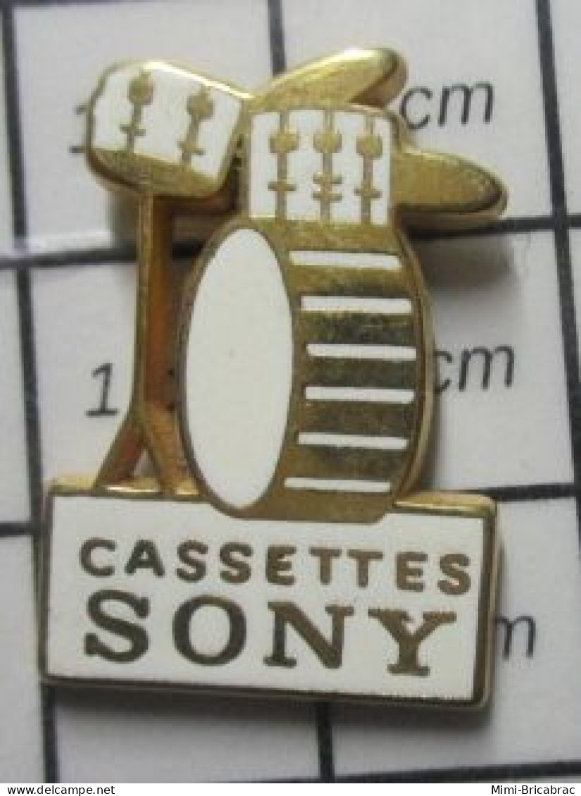 1818B  Pin's Pins / Rare Et De Belle Qualité / MUSIQUE / CASSETTES SONY PERCUSSIONS DRUMS - Música