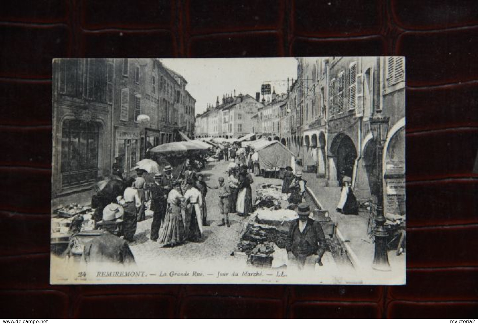 88 - REMIREMONT : La Grande Rue, Jour De Marché - Remiremont