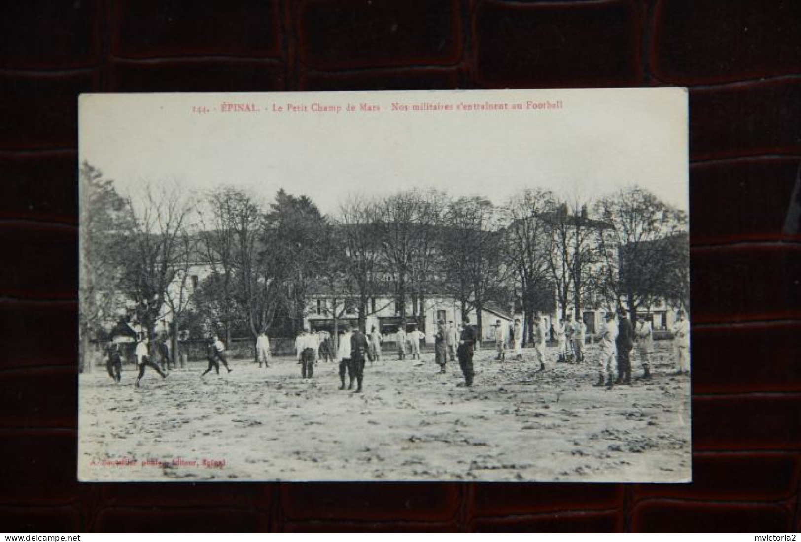 88 - EPINAL : Le Petit Champ De Mars, Nos Militaires S'entrainant Au Football - Epinal