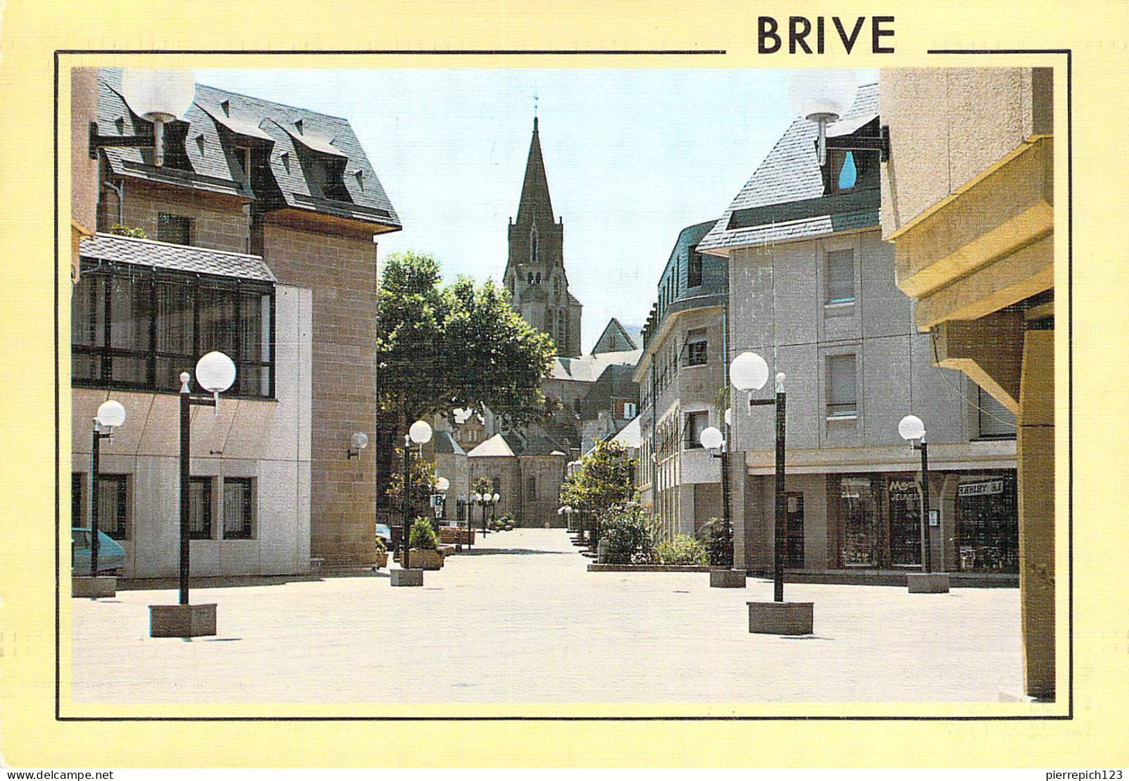 19 - Brive - Place Jean Marie Dauzier - Au Fond, L'Eglise Collégiale Saint Martin - Brive La Gaillarde