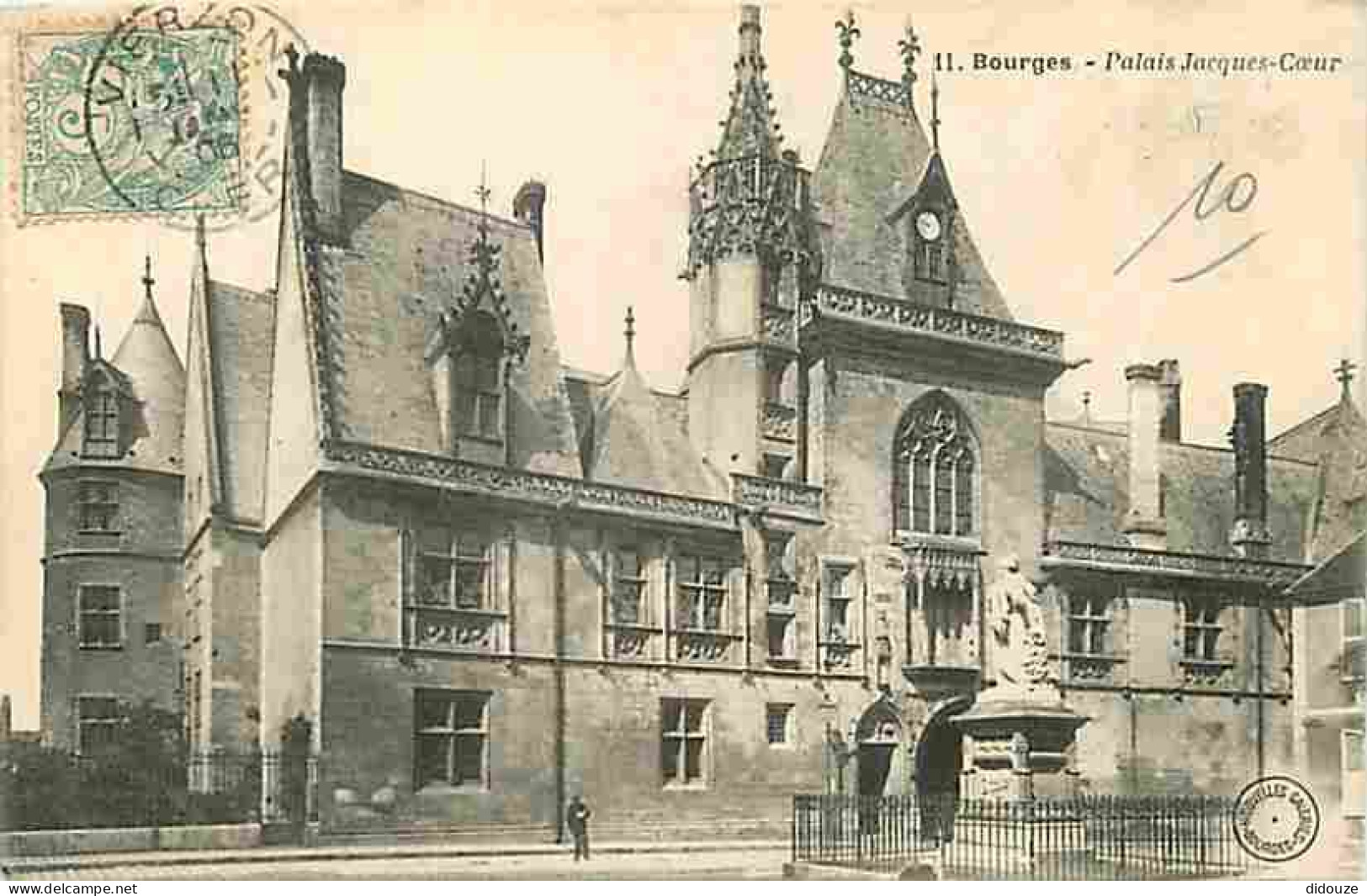 18 - Bourges - Palais Jacques Coeur - Animée - Oblitération Ronde De 1906 - Etat Abimée Sur Le Bas - CPA - Voir Scans Re - Bourges