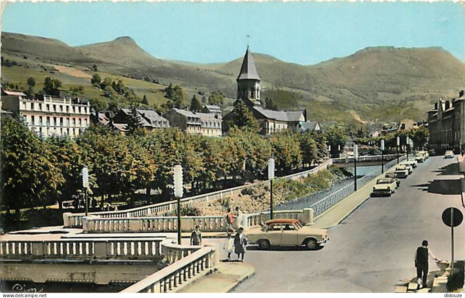 Automobiles - La Bourboule - Station Thermale Et Climatique - Pont Sur La Dordogne Et L'Eglise - CPSM Format CPA - Voir  - PKW