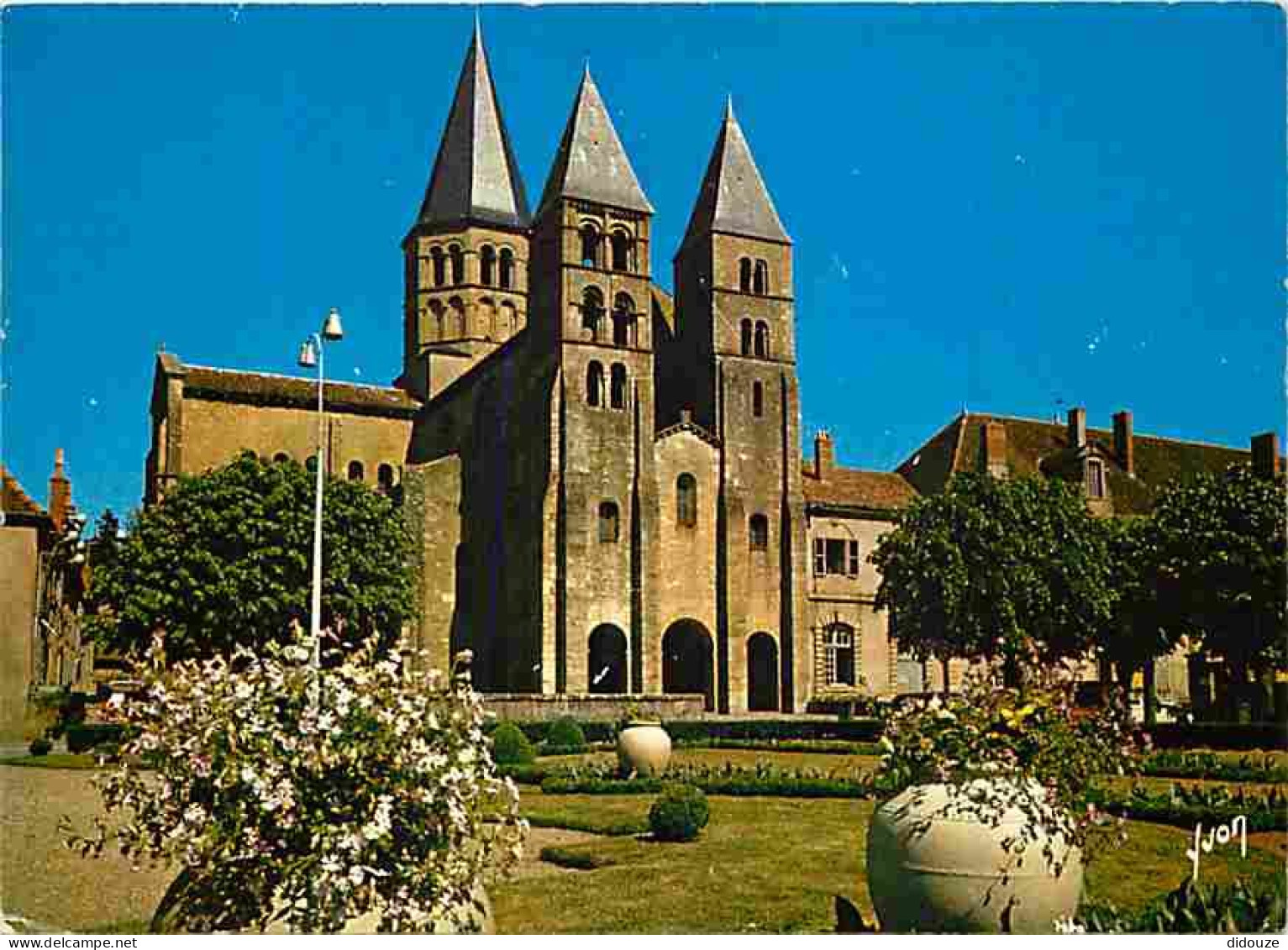 71 - Paray Le Monial - La Basilique Du Sacré Coeur - Fleurs - CPM - Voir Scans Recto-Verso - Paray Le Monial