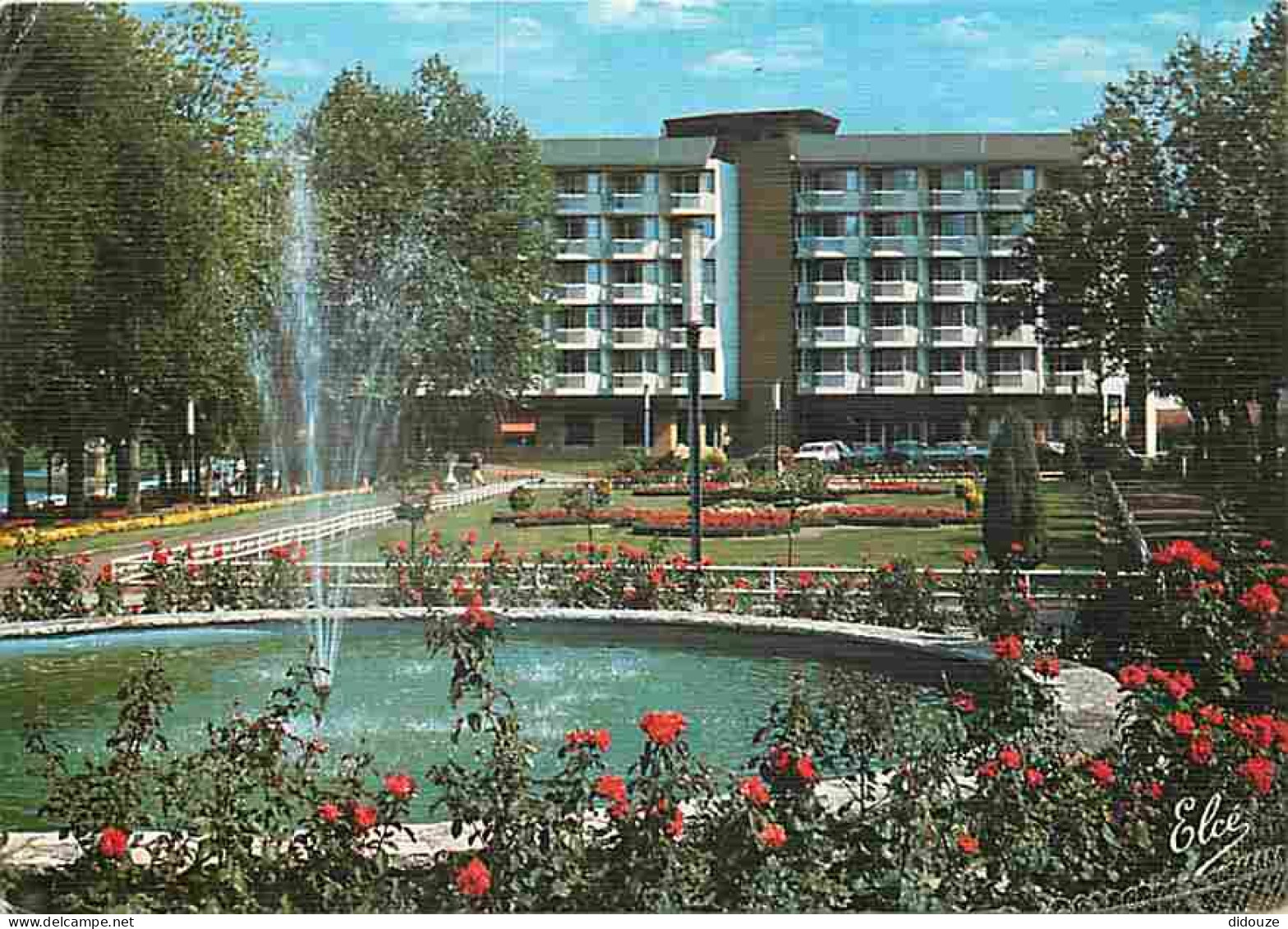 40 - Dax - Les Jardins Fleuris Et Le Jet D'Eau Avec L'Hotel Miradour - CPM - Voir Scans Recto-Verso - Dax