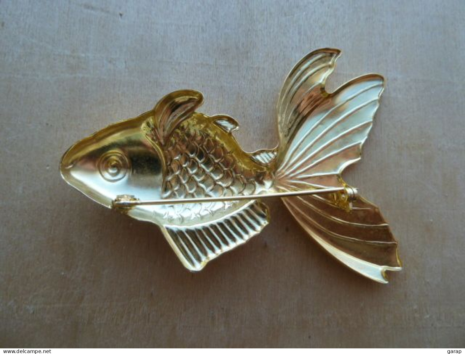 Broc-176 Broche Métal Doré Repésentant Un Poisson De 75mm Sur 55mm,poids=11,90g - Brooches