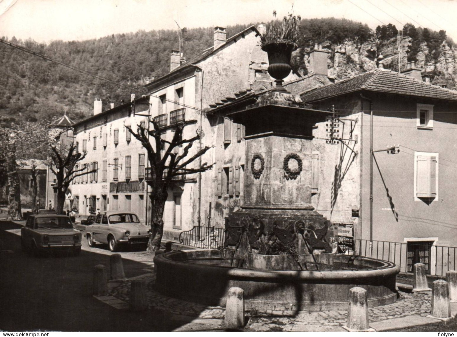 Cornus - Avenue Andrieu , La Fontaine - Café Du Commerce - Voiture Ancienne Auto - Autres & Non Classés