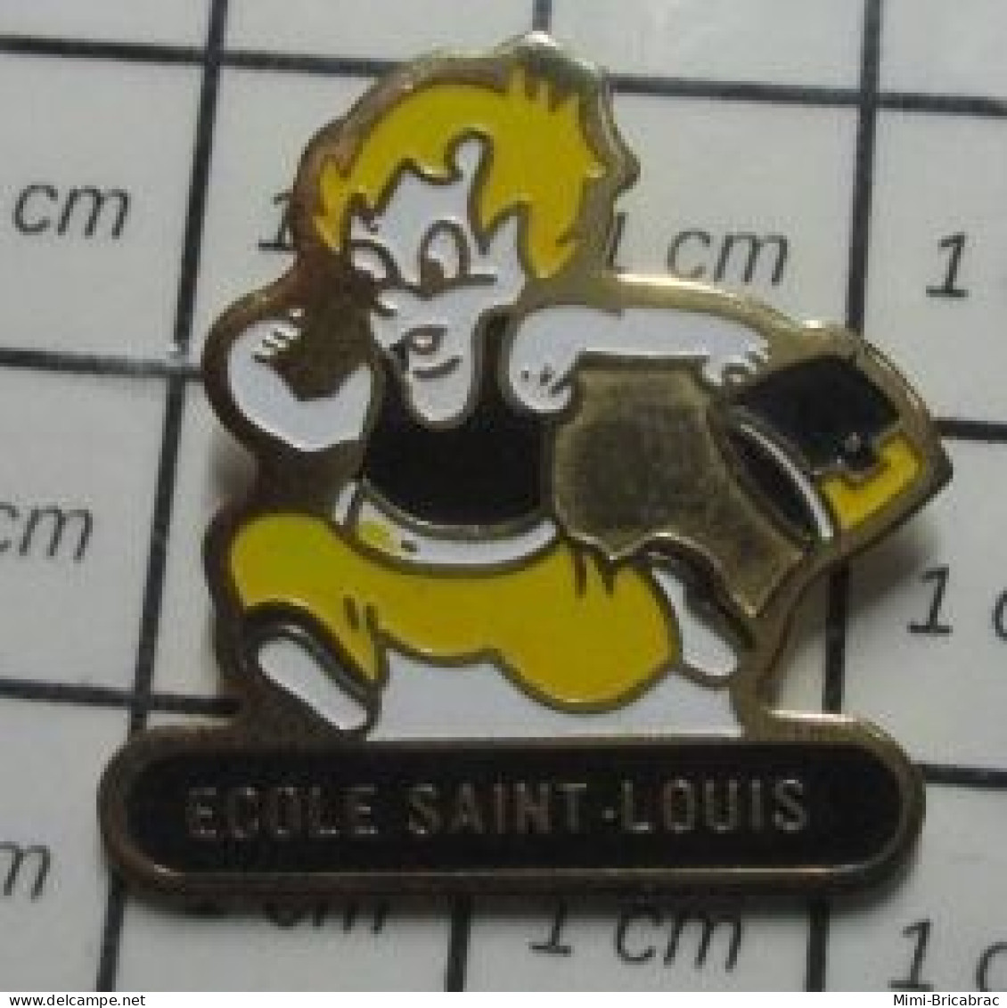 1818B Pin's Pins / Beau Et Rare / ADMINISTRATIONS / ECOLE SAINT LOUIS ENFANT BLOND AVEC UN CARTABLE - Administration