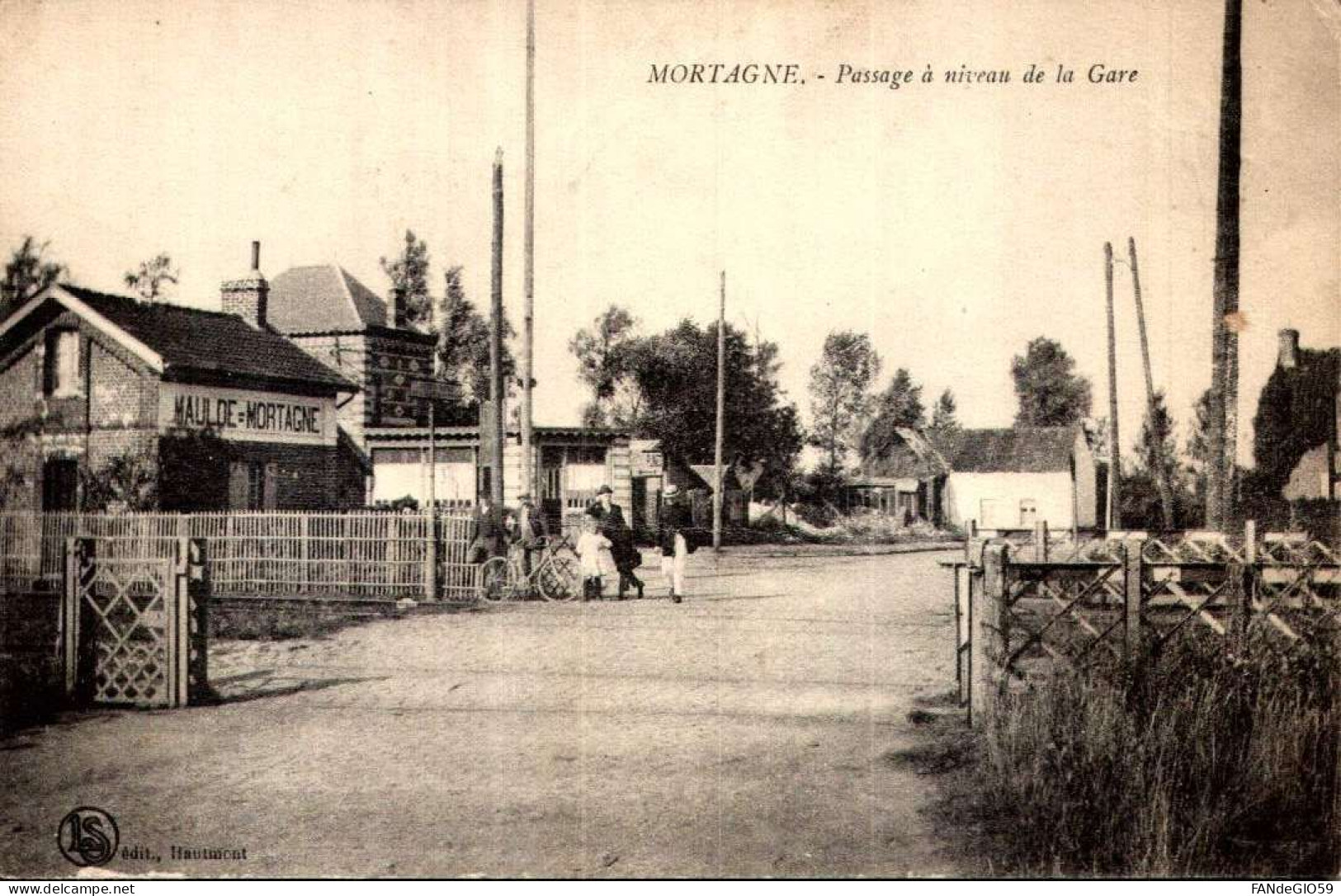 MORTAGNE DU NORD: PASSAGE A NIVEAU DE LA GARE /// 111 - Mortagne Au Perche