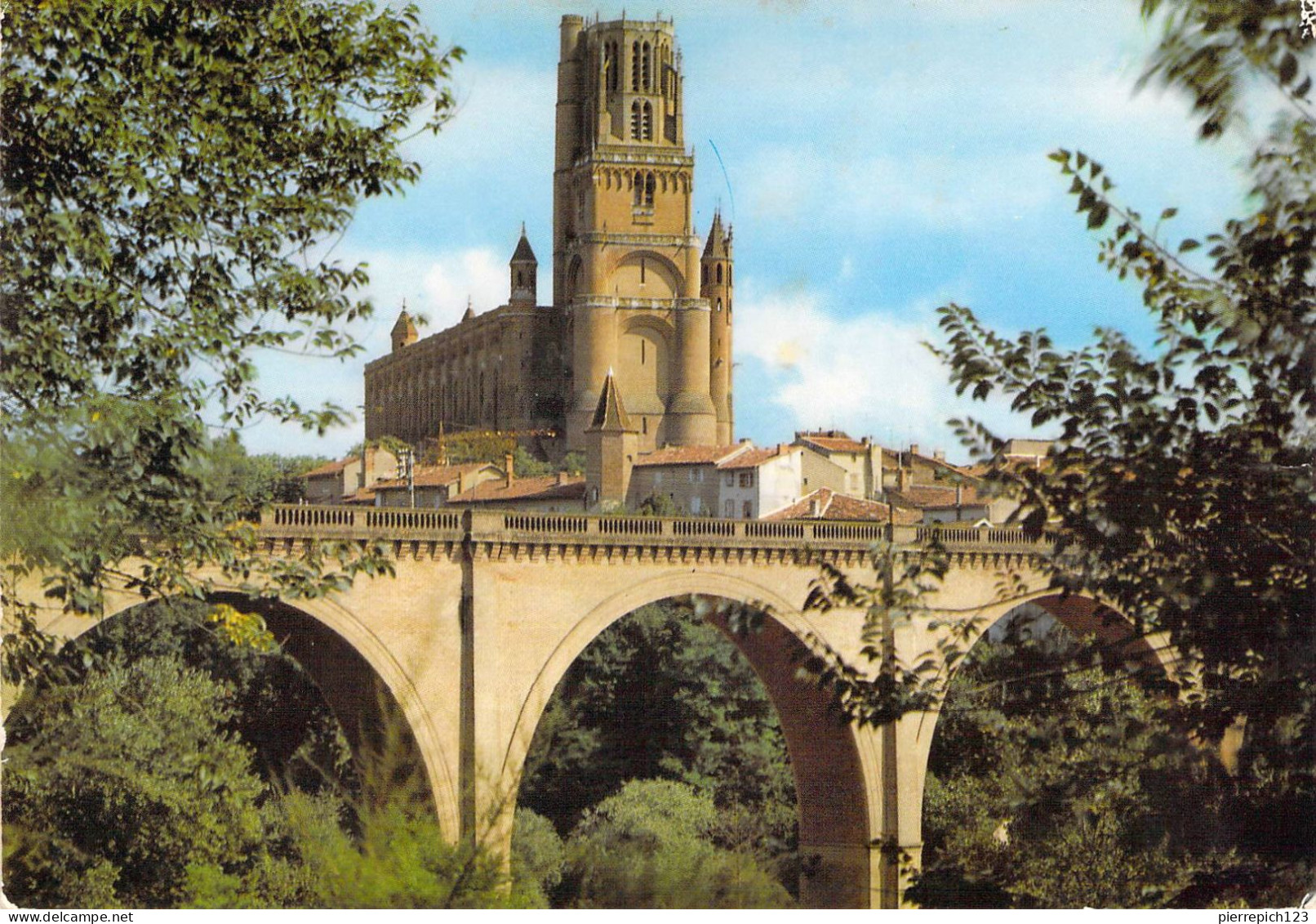 81 - Albi - Basilique Sainte Cécile (XIIIe Siècle) Dominant Les Vieux Quartiers Et Le Tarn - Albi