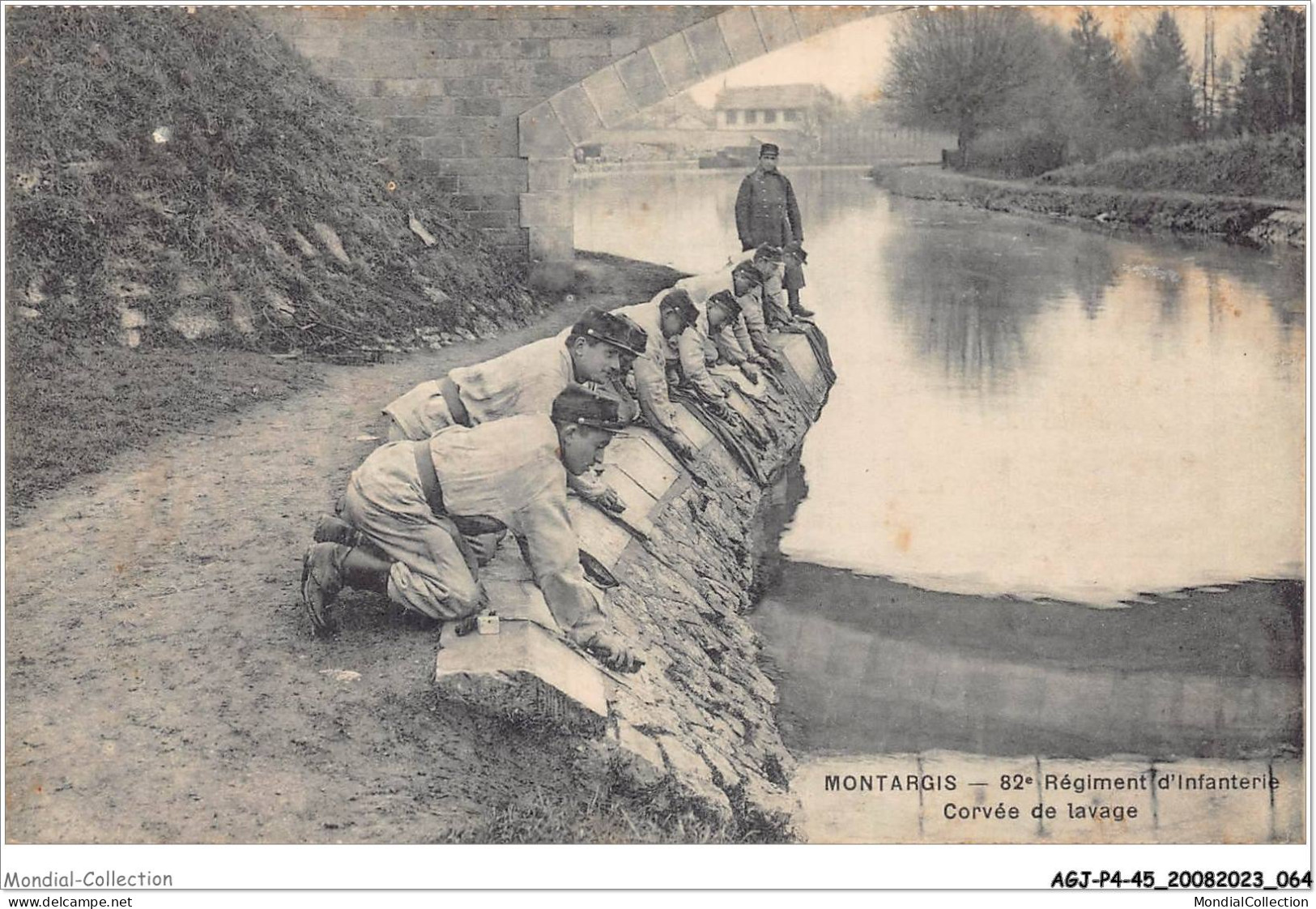 AGJP4-0304-45 - MONTARGIS - 82e Régiment D'infanterie - Corvée De Lavage  - Montargis